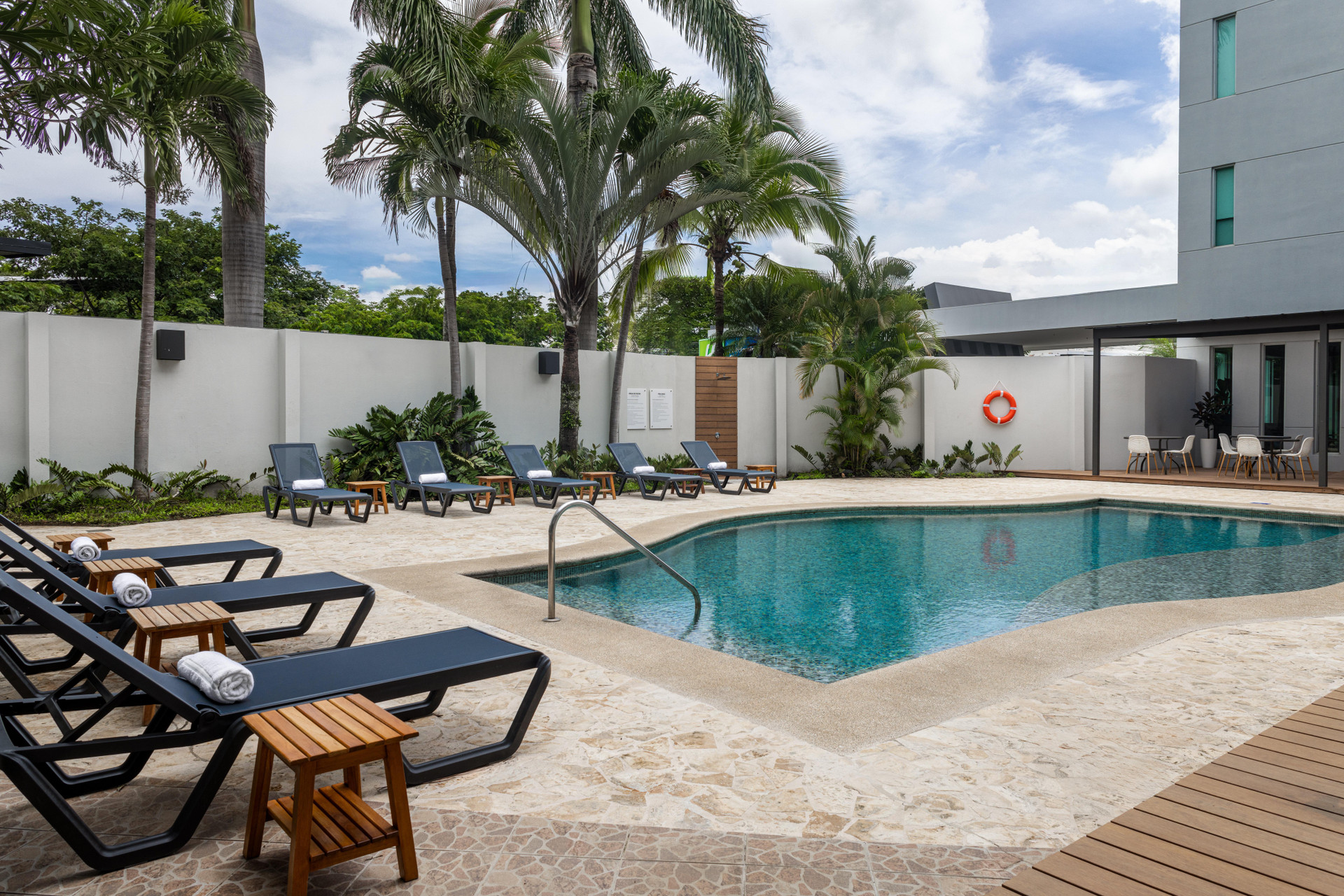 Vista Piscina Holiday Inn Express San Jose Forum by IHG