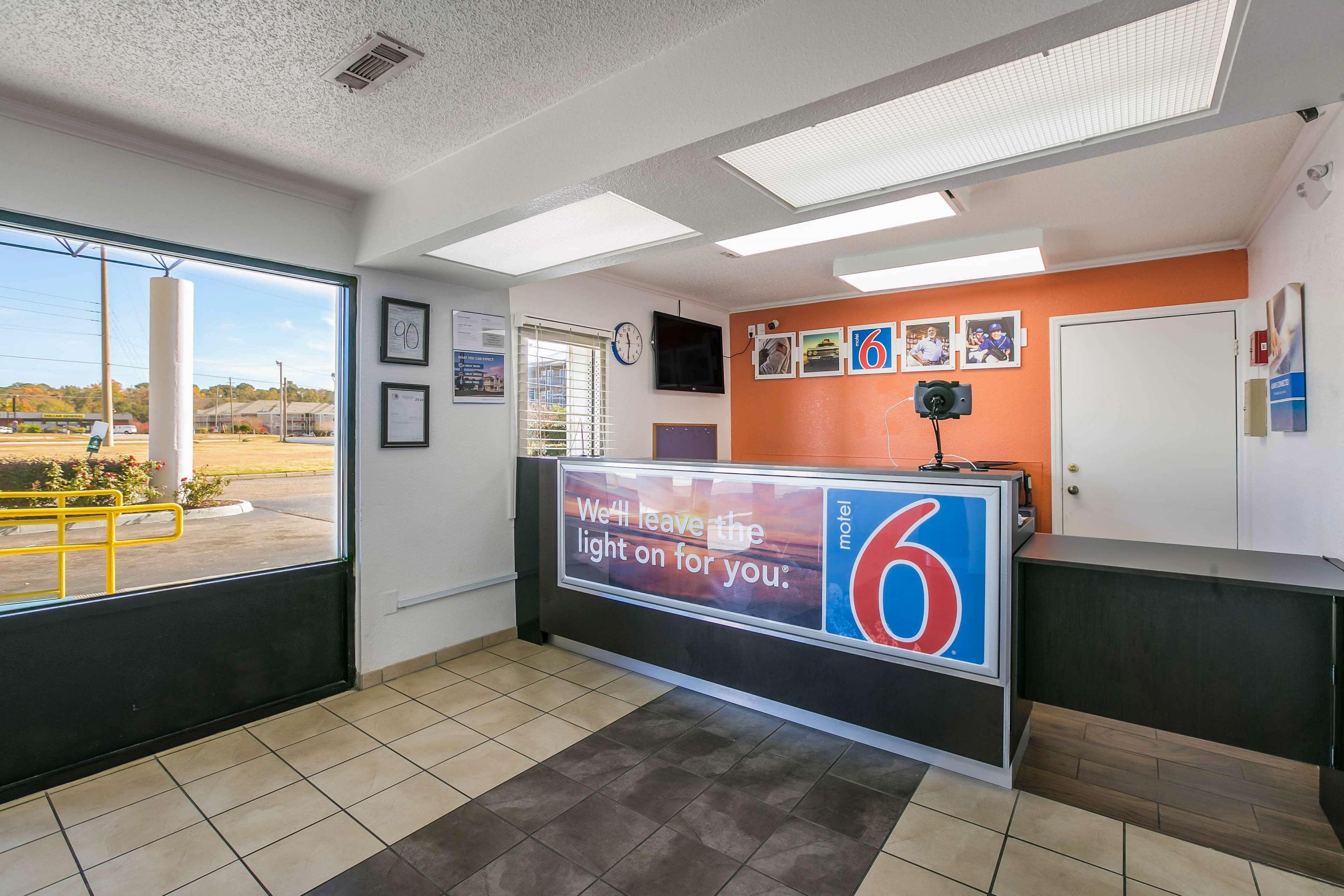 Vista Lobby Motel 6 Dothan, AL