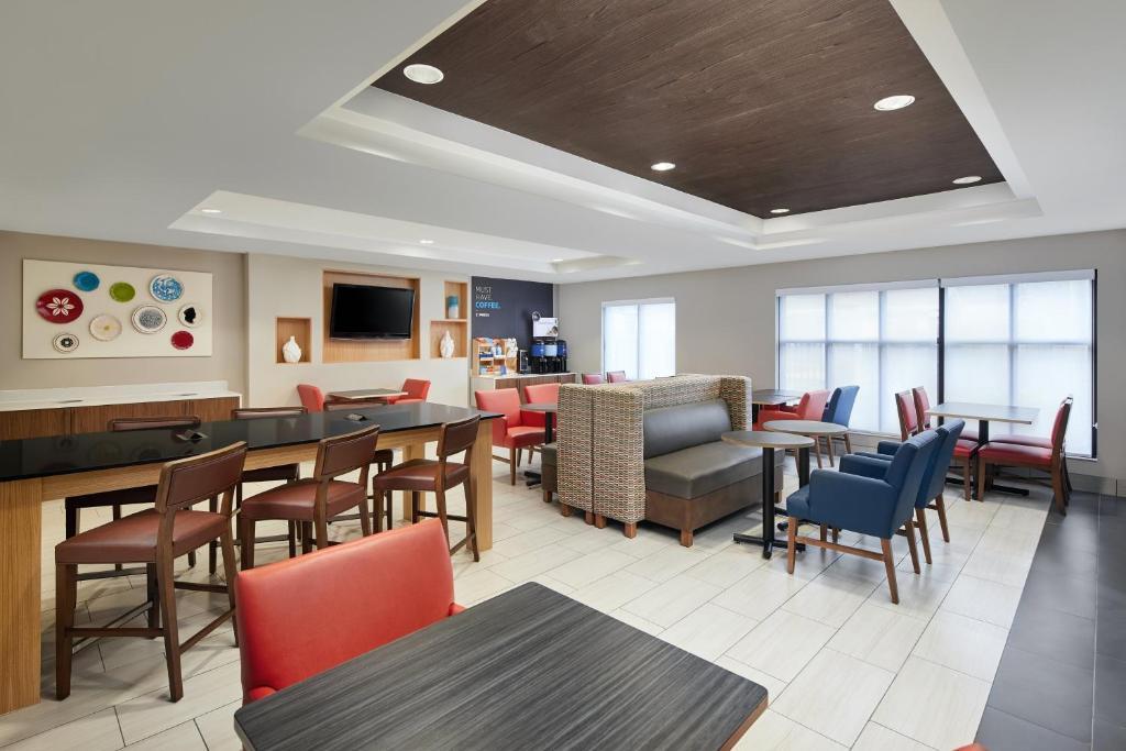 Vista Lobby Holiday Inn Express Hotel & Suites Pensacola West 