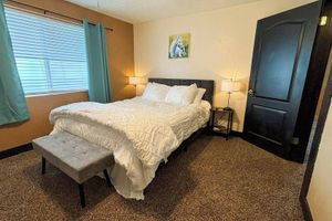 Alquiler Vacacional - Spacious Open Living Space in This Beautiful Mother-in-Law Basement Apartment