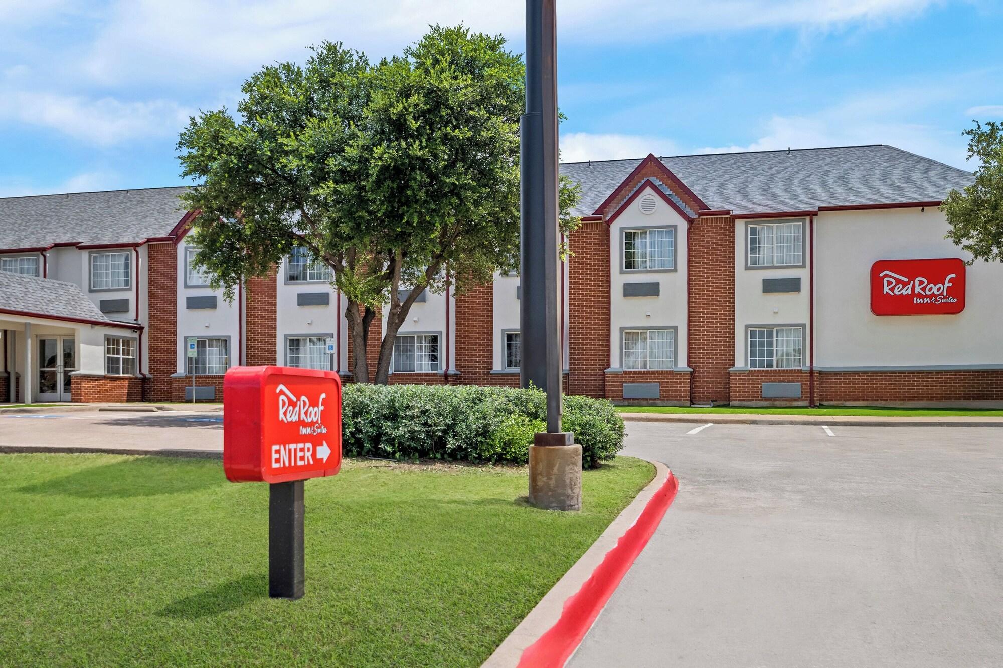 Vista Exterior Red Roof Inn & Suites Euless - DFW Airport Southwest