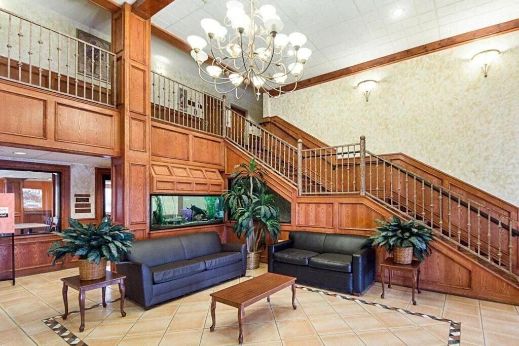 Vista Lobby Shary Inn and Suites