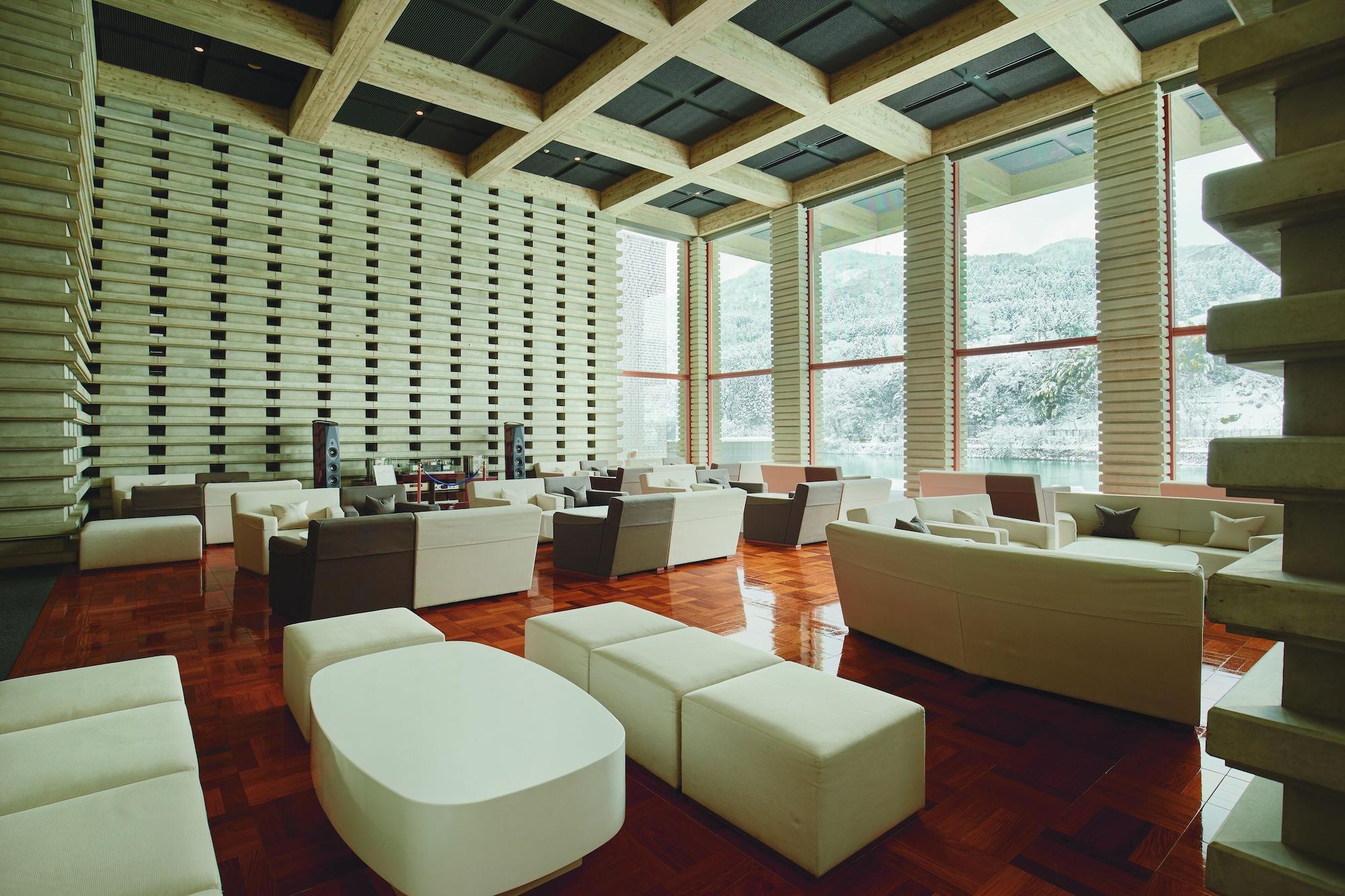 Vista Lobby River Retreat GARAKU