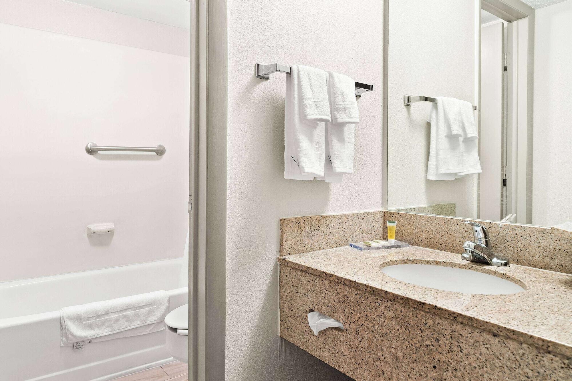 Equipamiento de Habitación Days Inn & Suites by Wyndham Warren