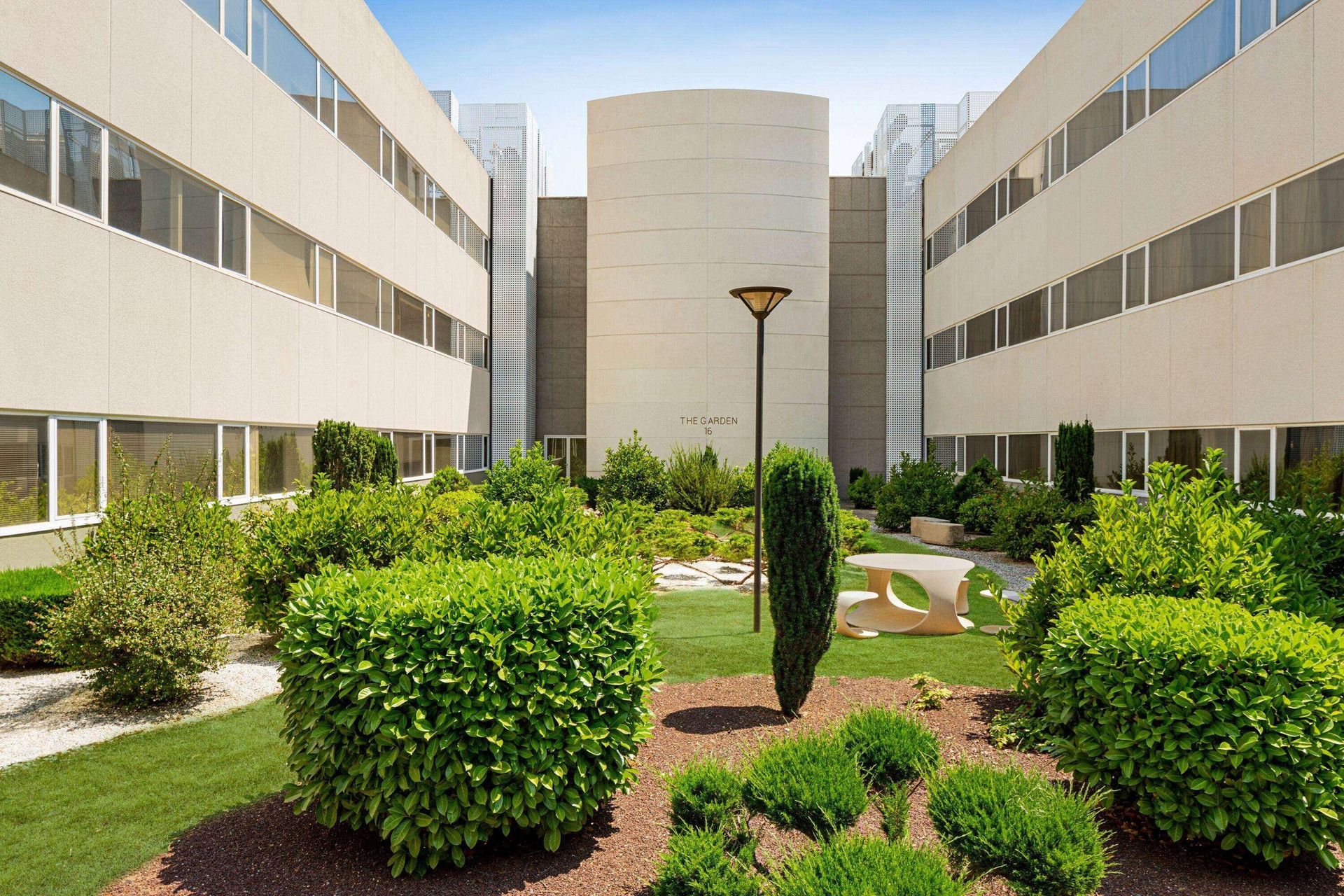 Vista Exterior Ramada by Wyndham Madrid Tres Cantos