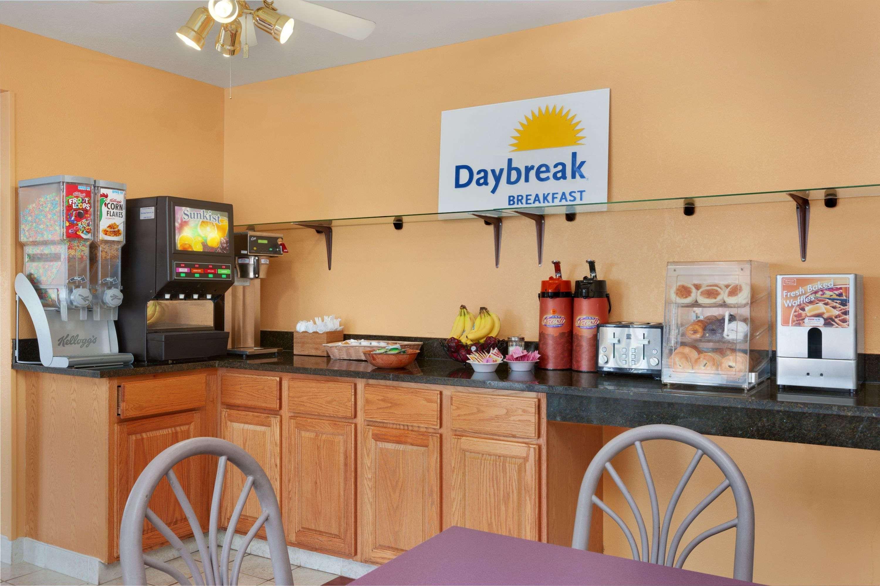 Restaurant Days Inn by Wyndham Queensbury/Lake George