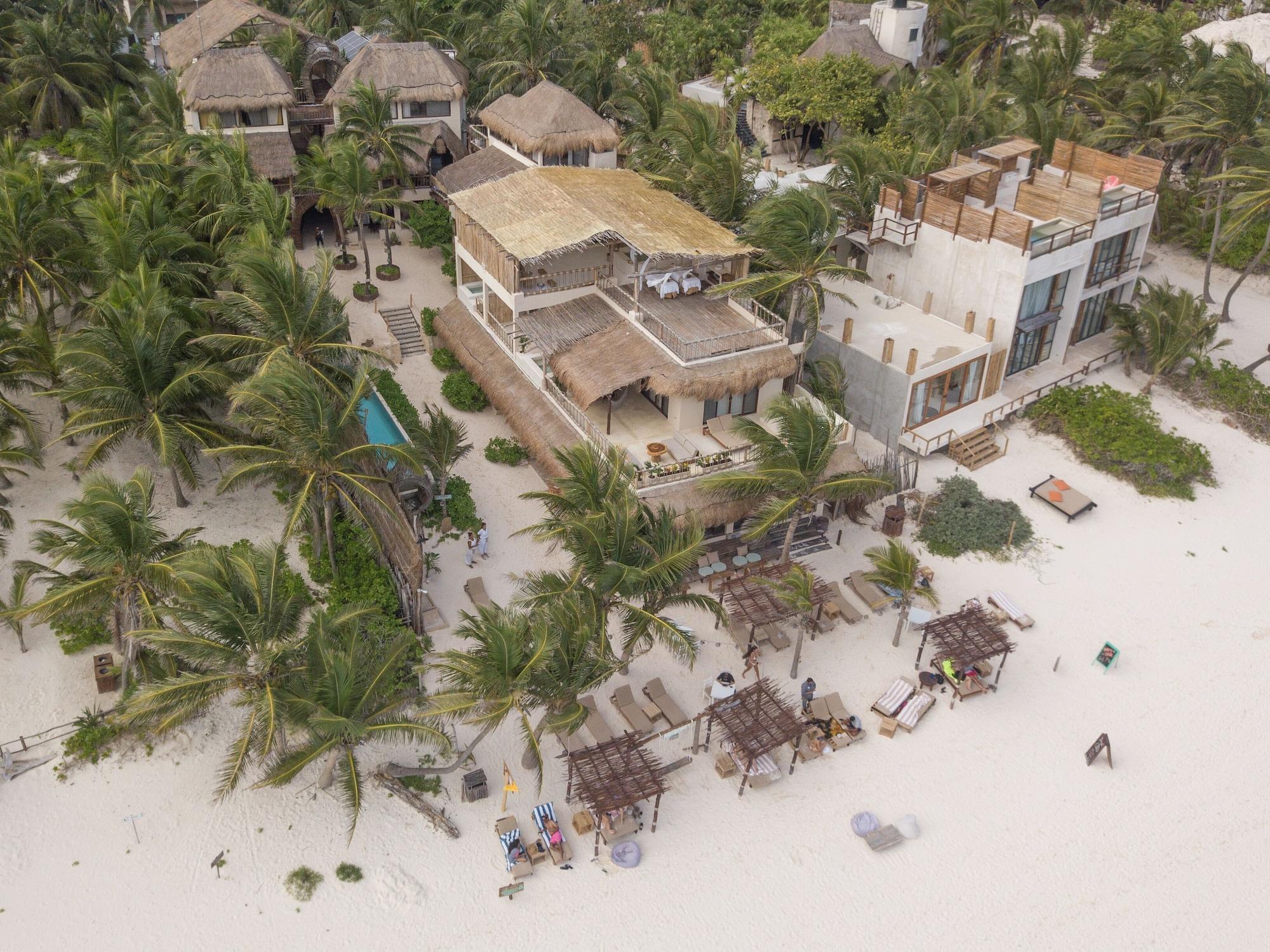 Vista Exterior Dune Boutique Hotel located at the party zone