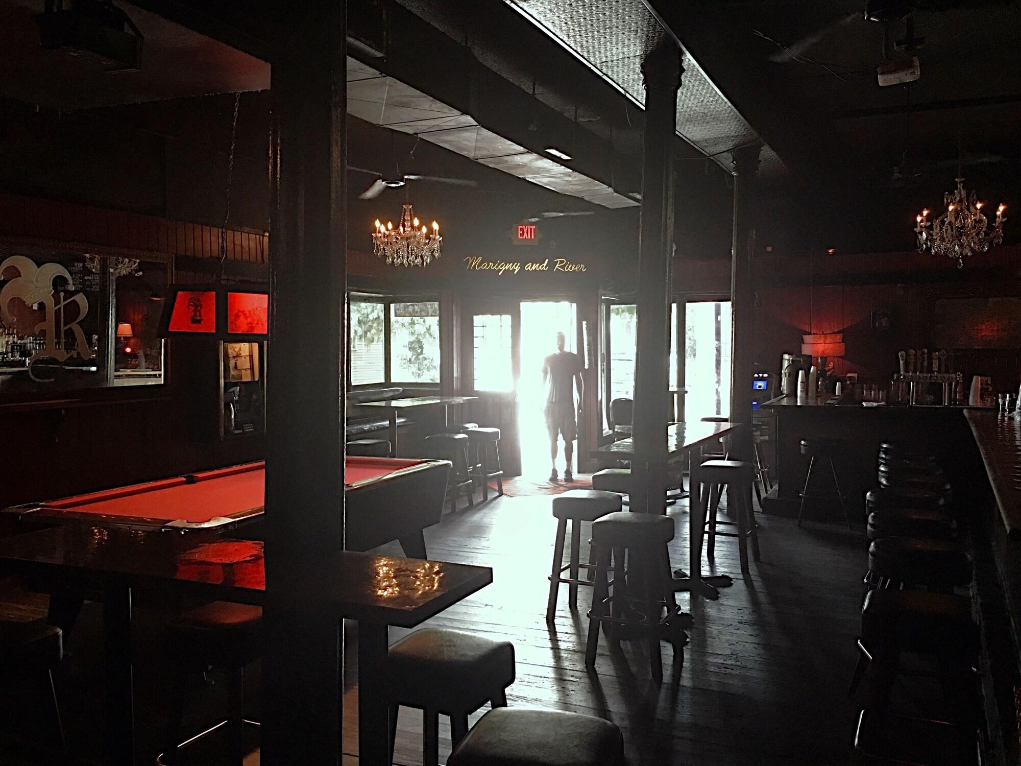 Bar/Salón Royal Street Inn and R Bar