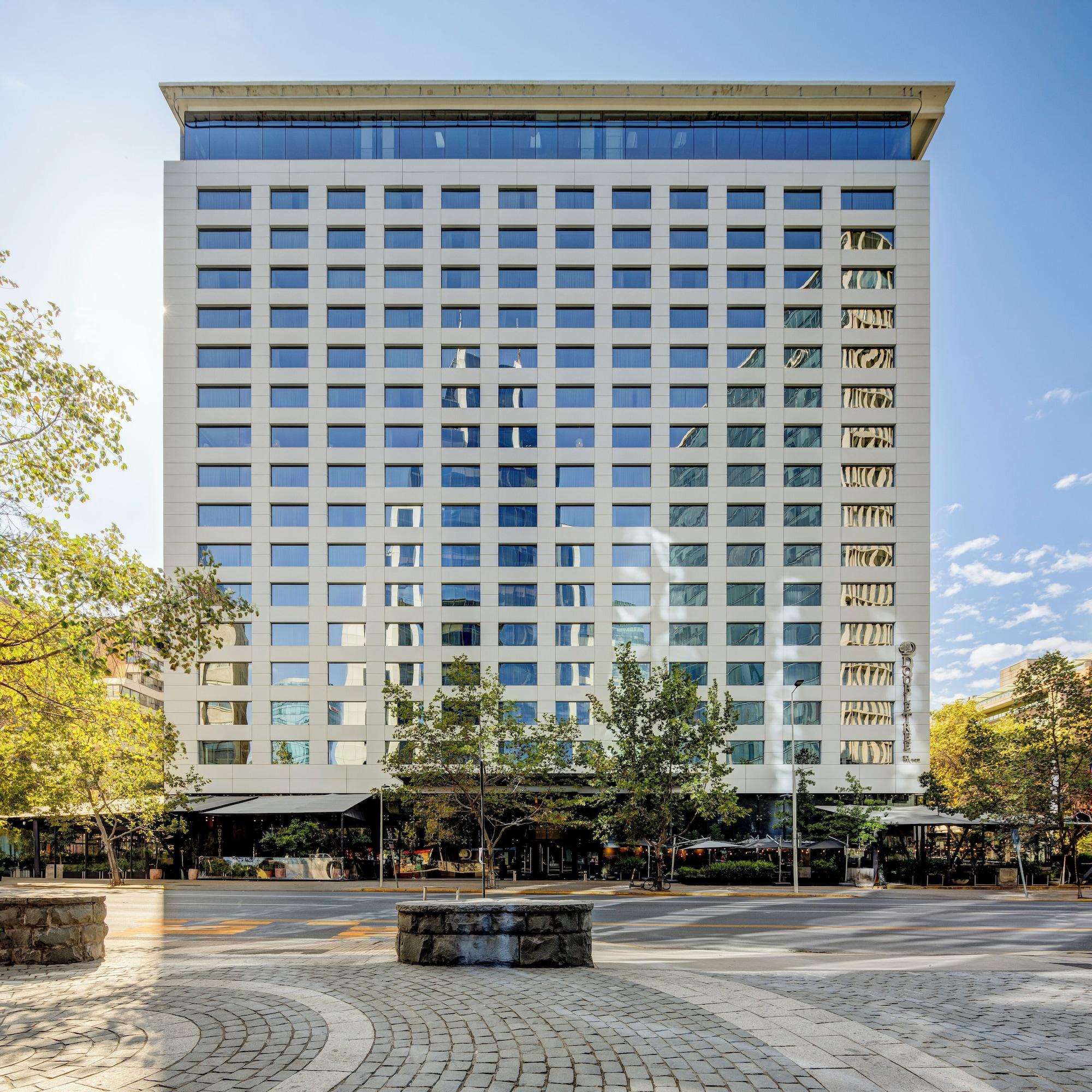 Vista Exterior DoubleTree by Hilton Hotel Santiago - Vitacura