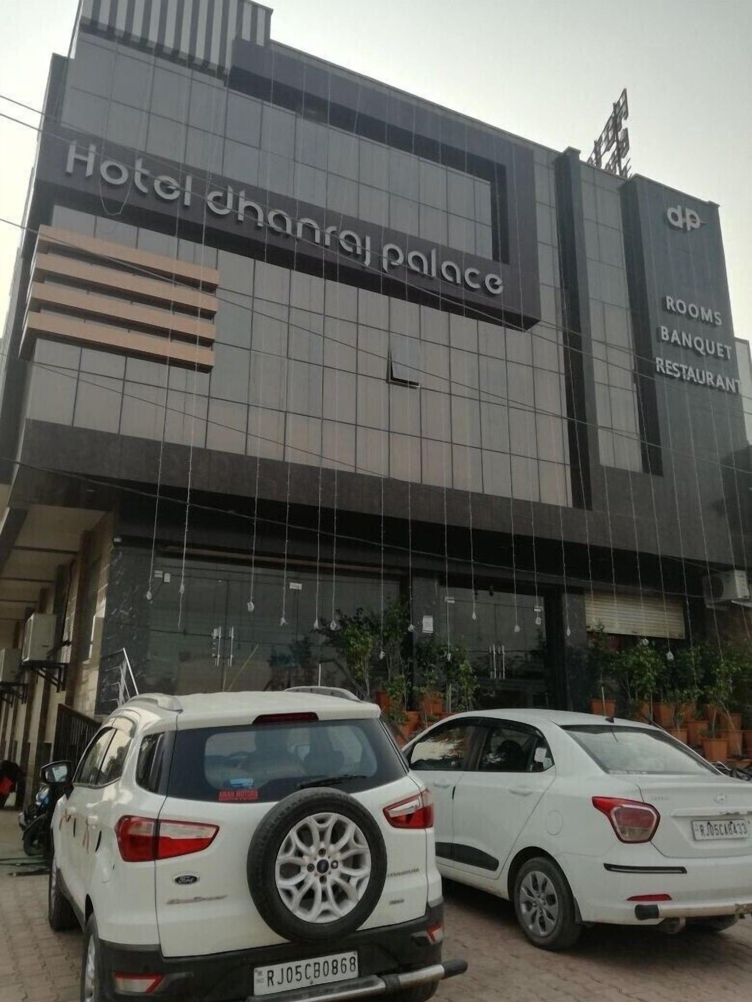 Vista Exterior Hotel Dhanraj Palace