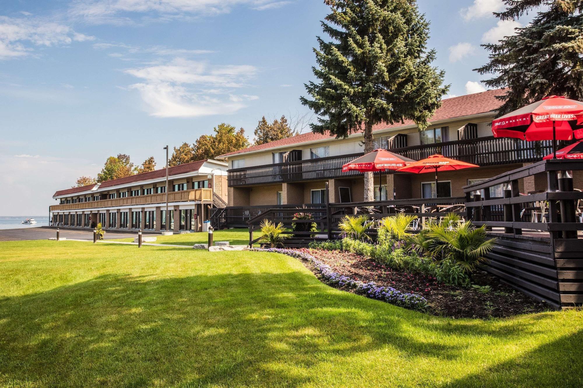 Vista Exterior Ramada by Wyndham Jacksons Point