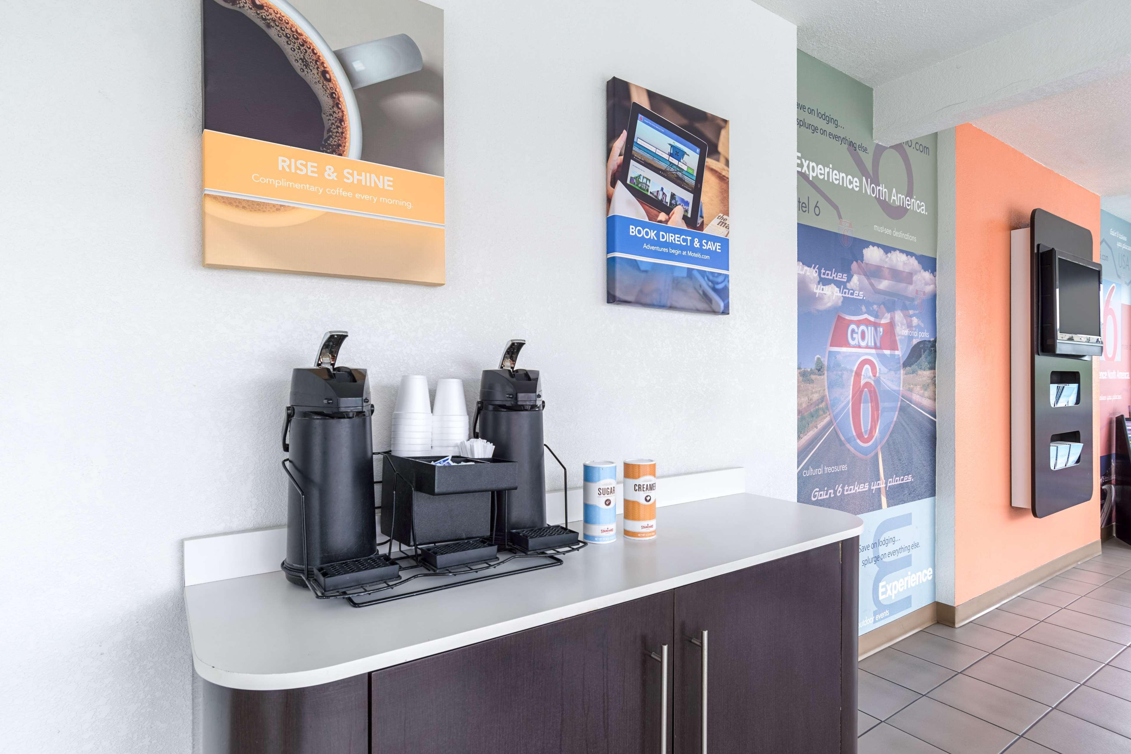 Restaurant Motel 6 Long Beach, CA - International City