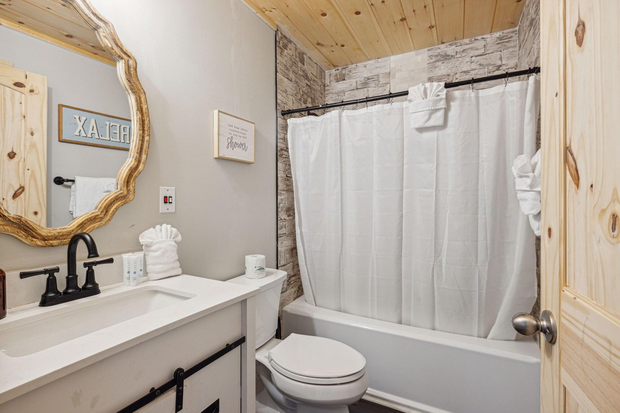 Equipamiento de Habitación Majestic Valley View 3 Bedroom Cabin by RedAwning