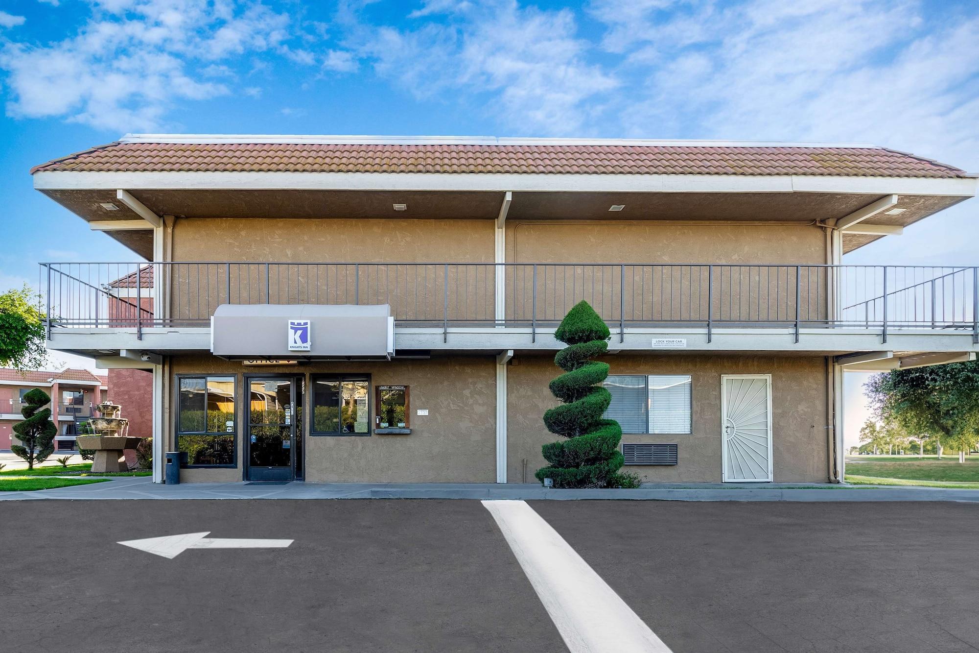 Vista Exterior Knights Inn Madera