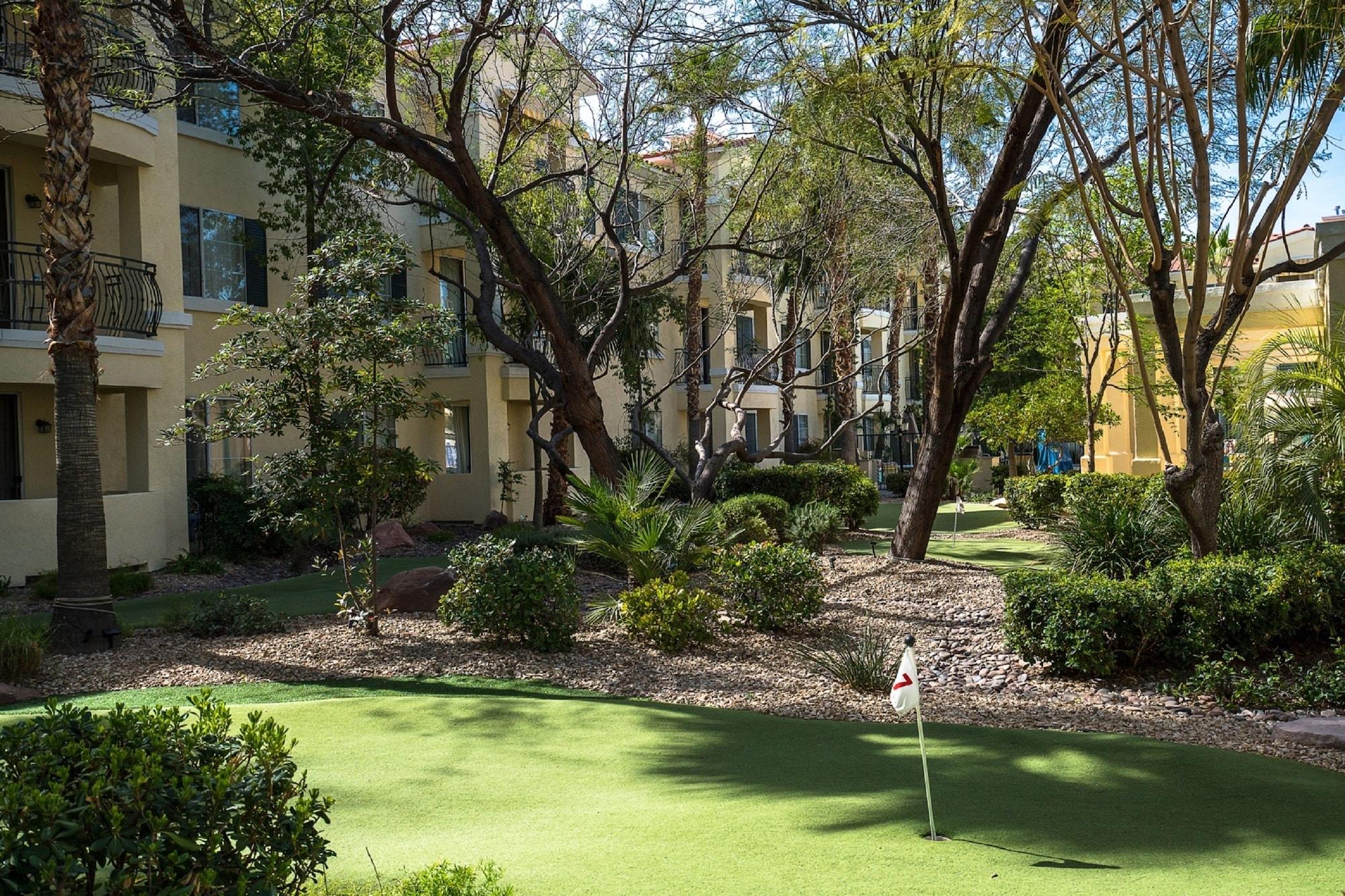 Campo de Golf Club De Soleil All-Suite Resort