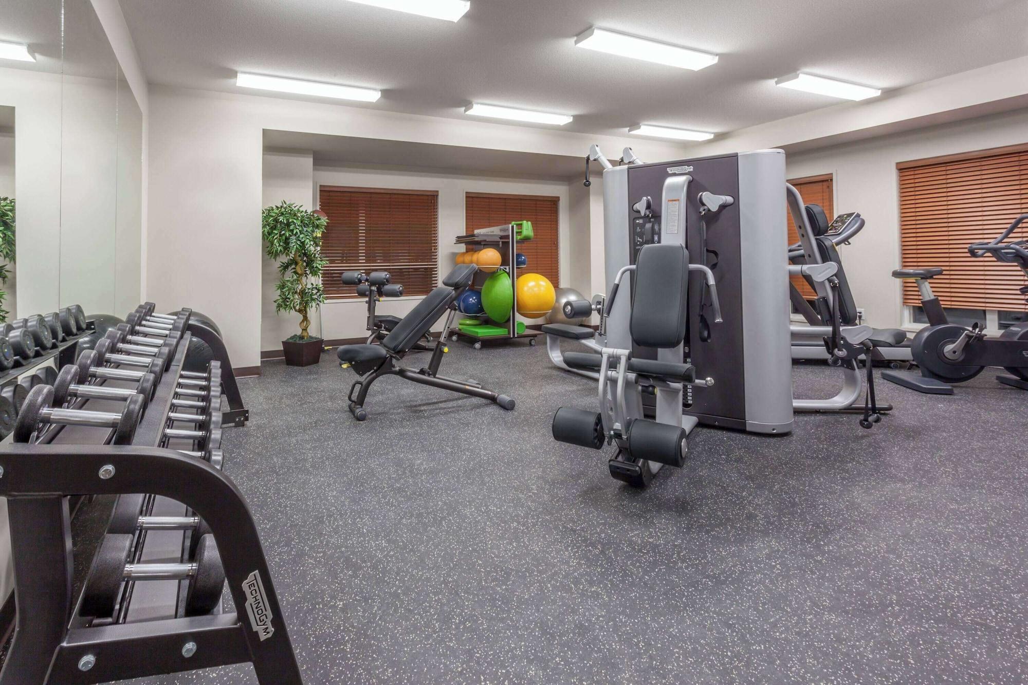 Gimnasio Microtel Inn & Suites by Wyndham Oyster Bay