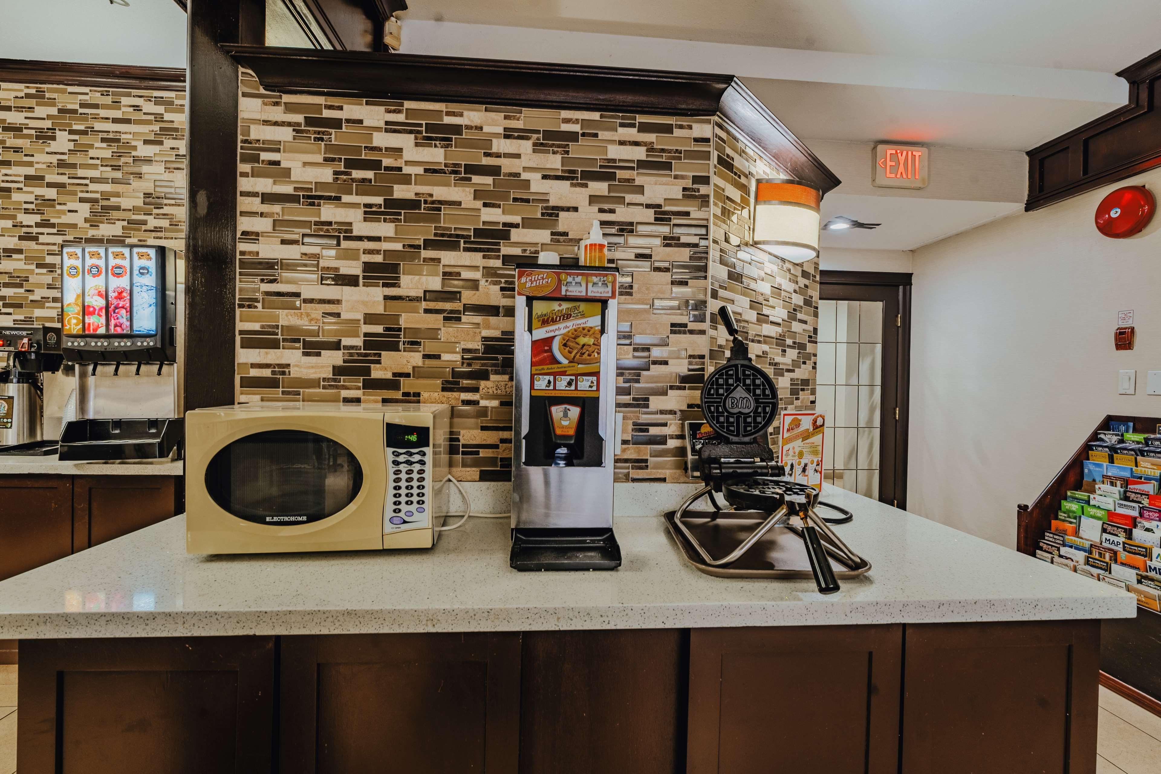 Restaurant SureStay Plus by Best Western Coquitlam