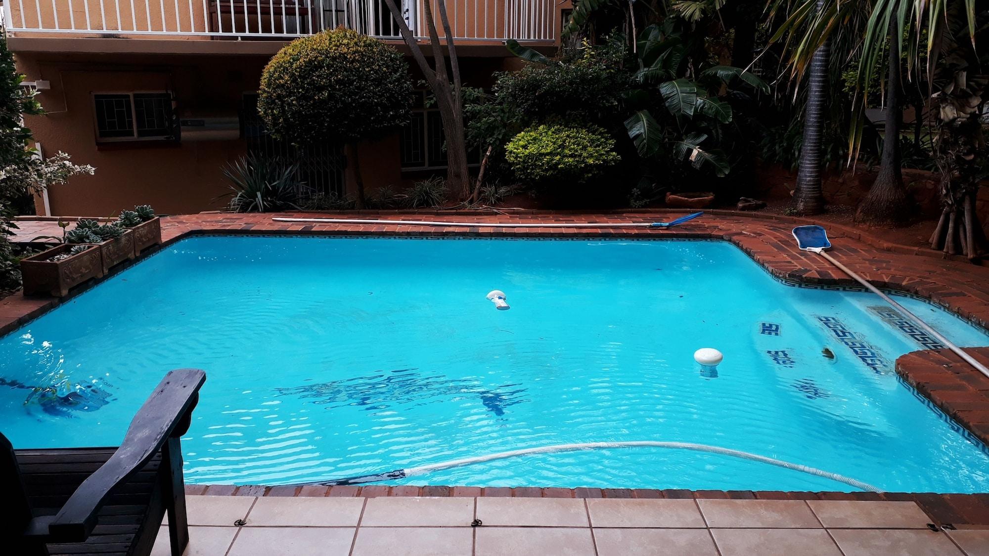 Vista Piscina Sunset Ridge Guesthouse