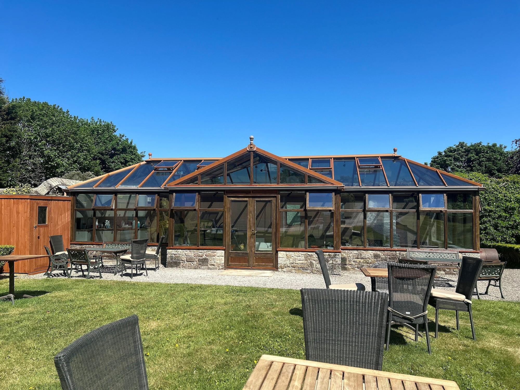 Vista Exterior Moresby Hall