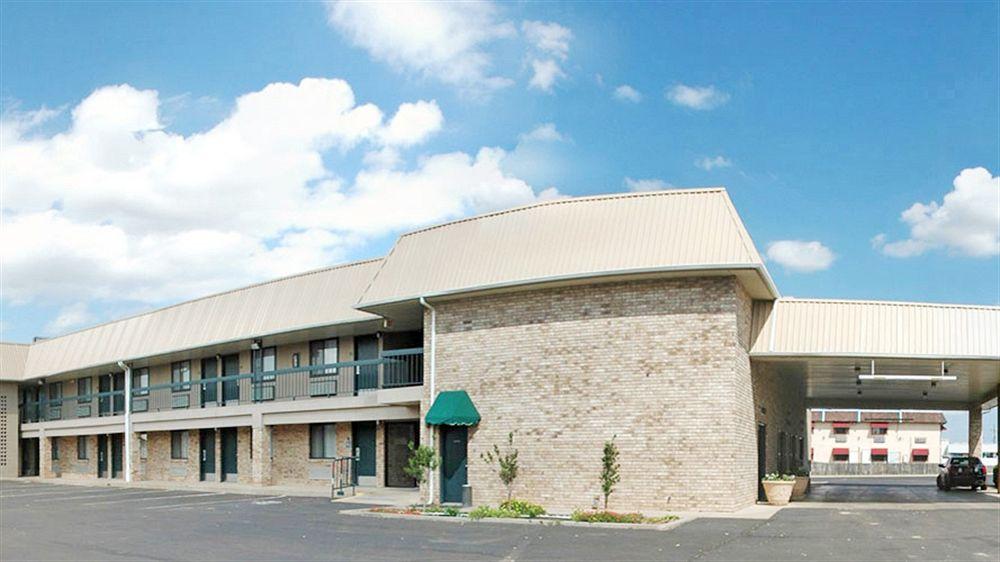 Vista Exterior Super 8 Clovis