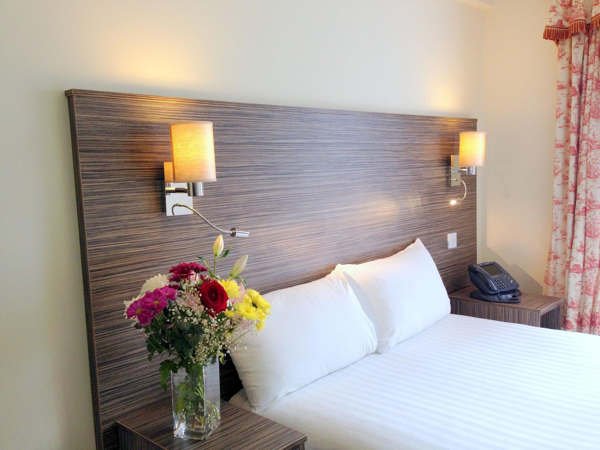 Varios Ely House Hotel