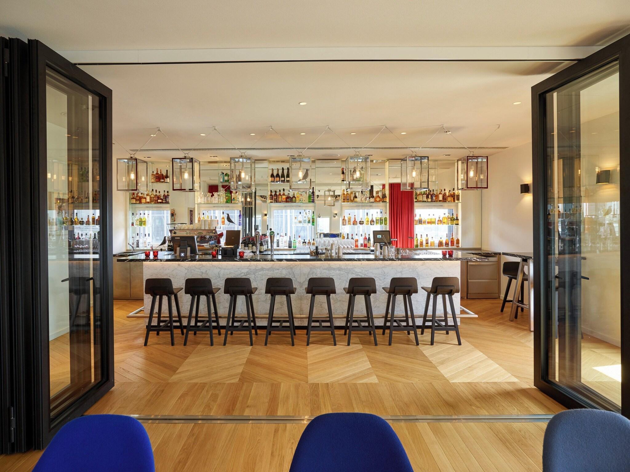 Bar/Salón citizenM Paris Gare de Lyon