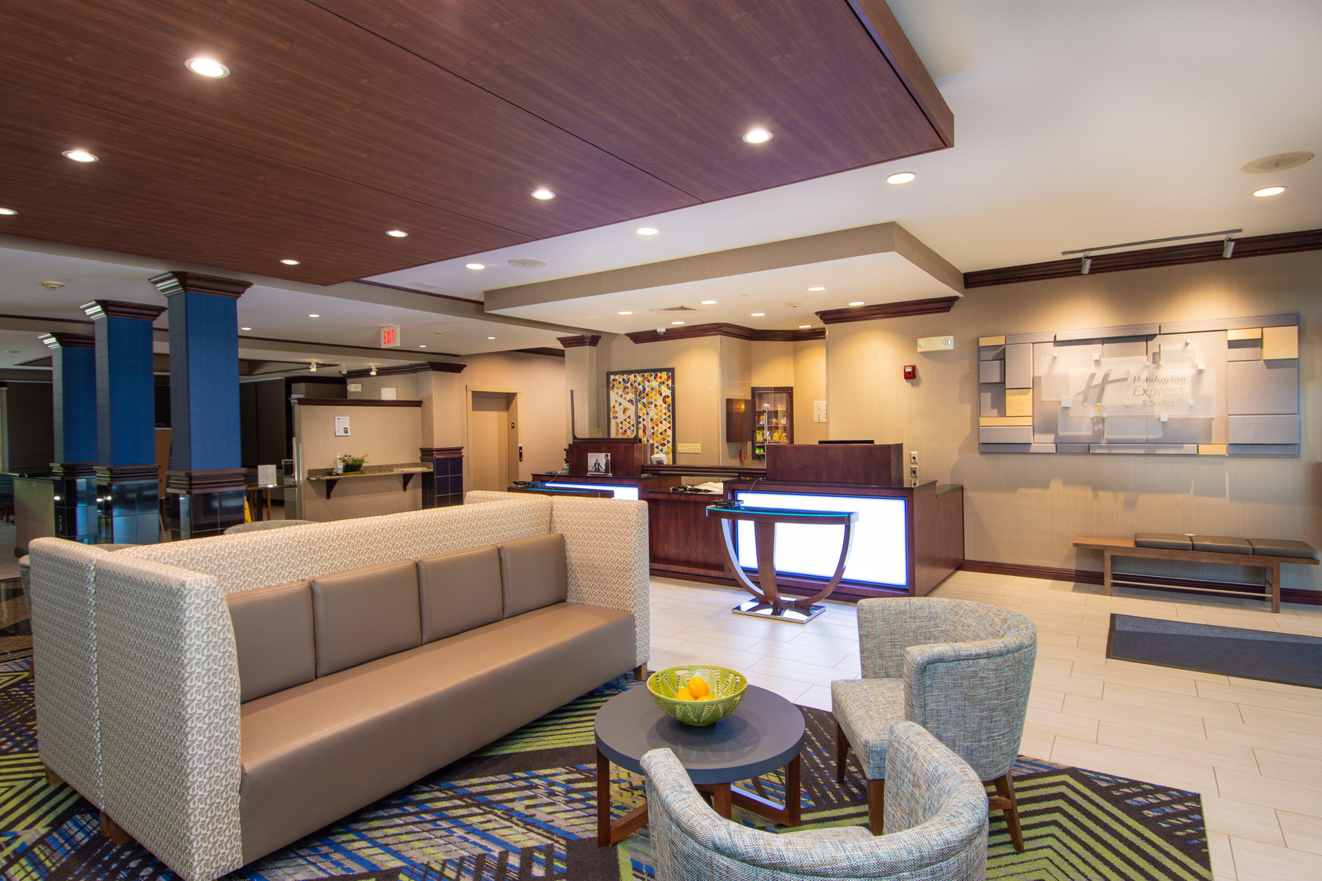 Vista Lobby Holiday Inn Express and Suites Springfield Medical District by IHG