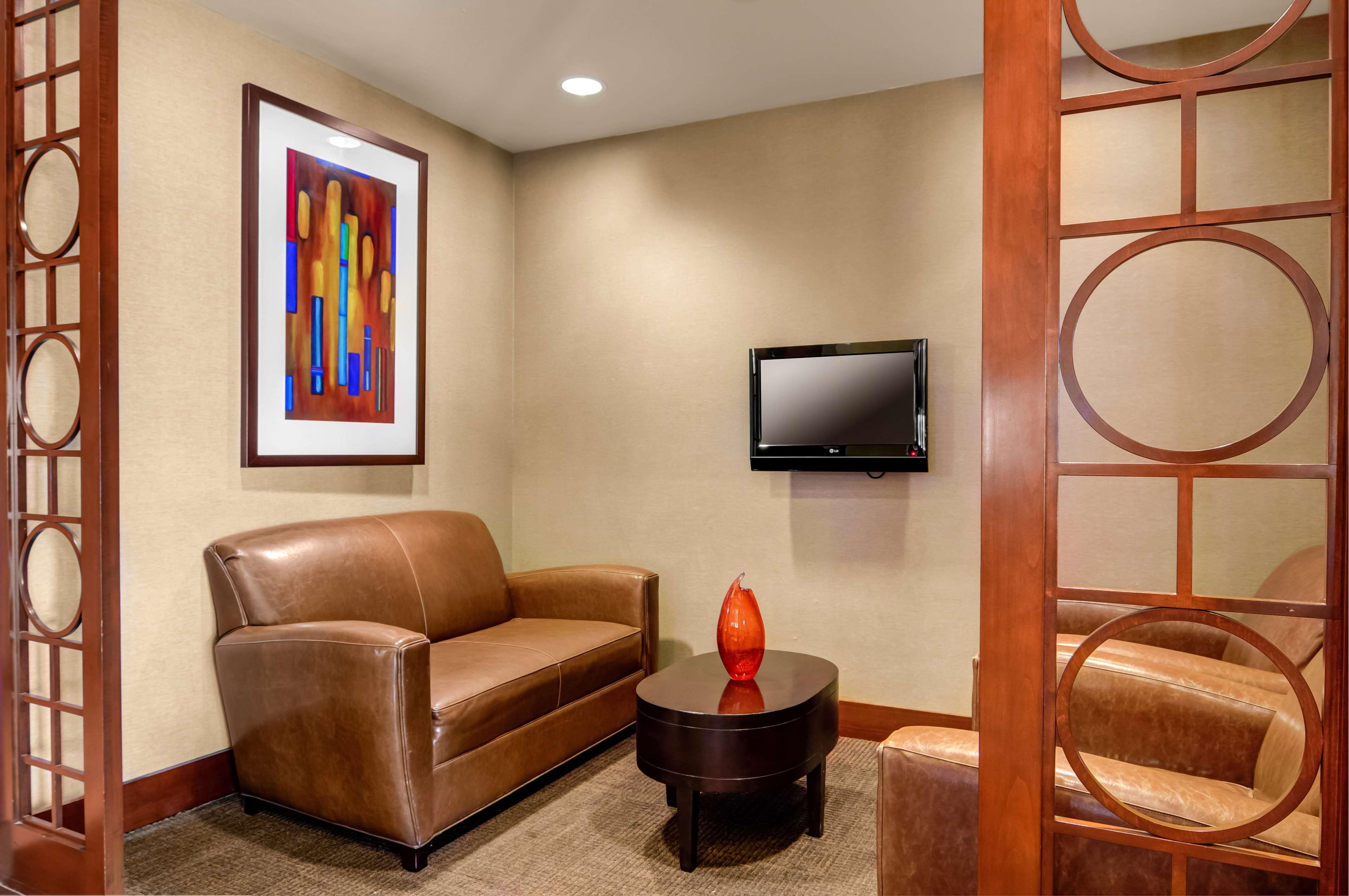 Vista Lobby Hyatt Place Charlotte Airport/Lake Pointe