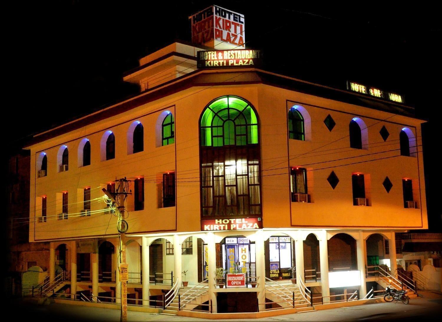 Vista Exterior Hotel Kirti Plaza