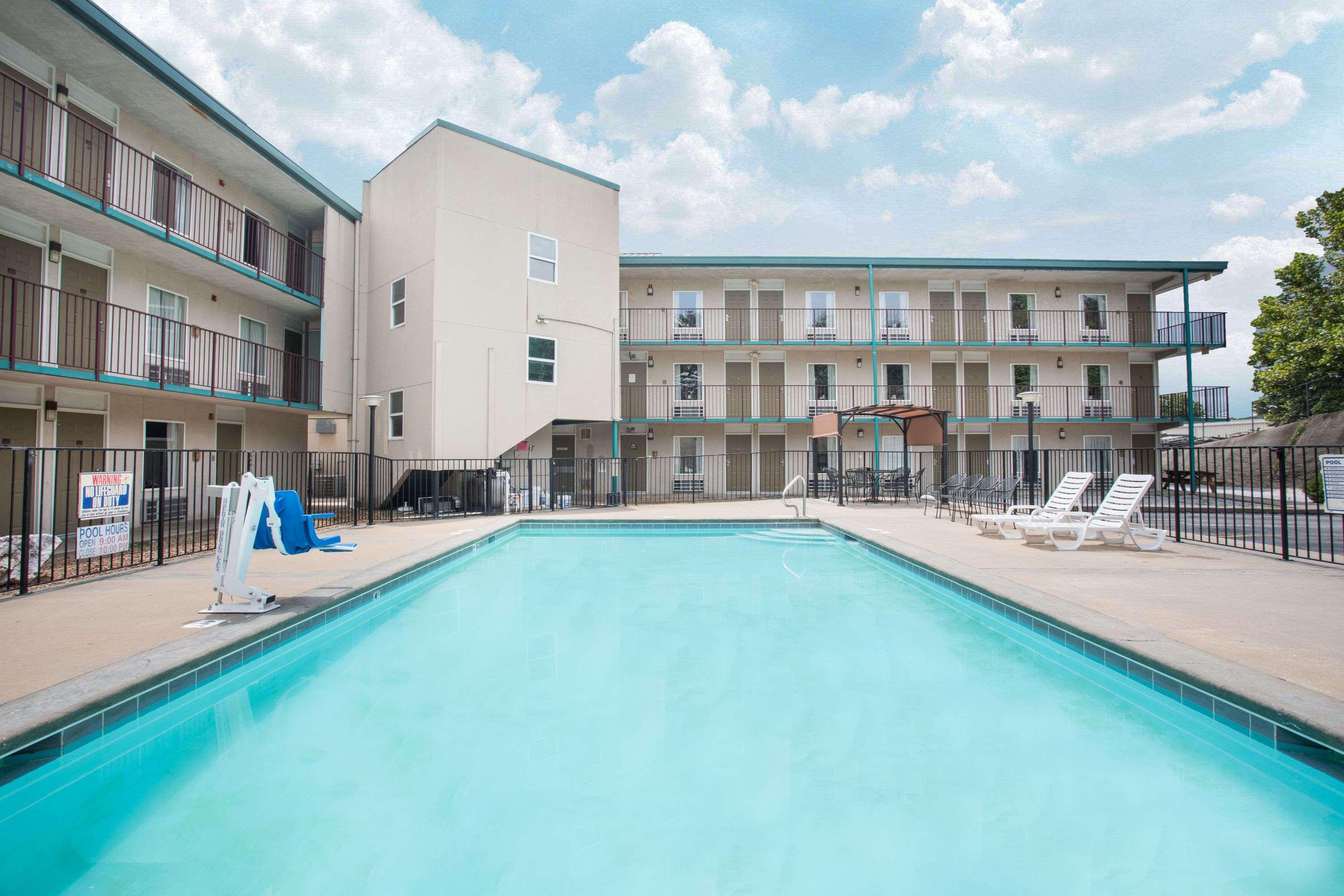 Vista Piscina Days Inn by Wyndham Harrison