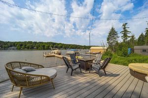 Alquiler Vacacional - Clam Lake Vacation Rental w/ Deck & Shared Dock!