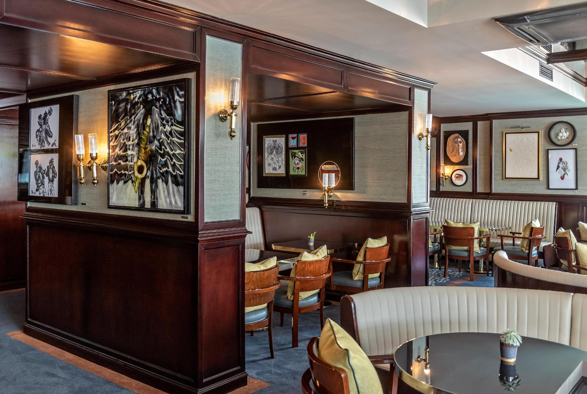 Restaurant Bebek Hotel By The Stay