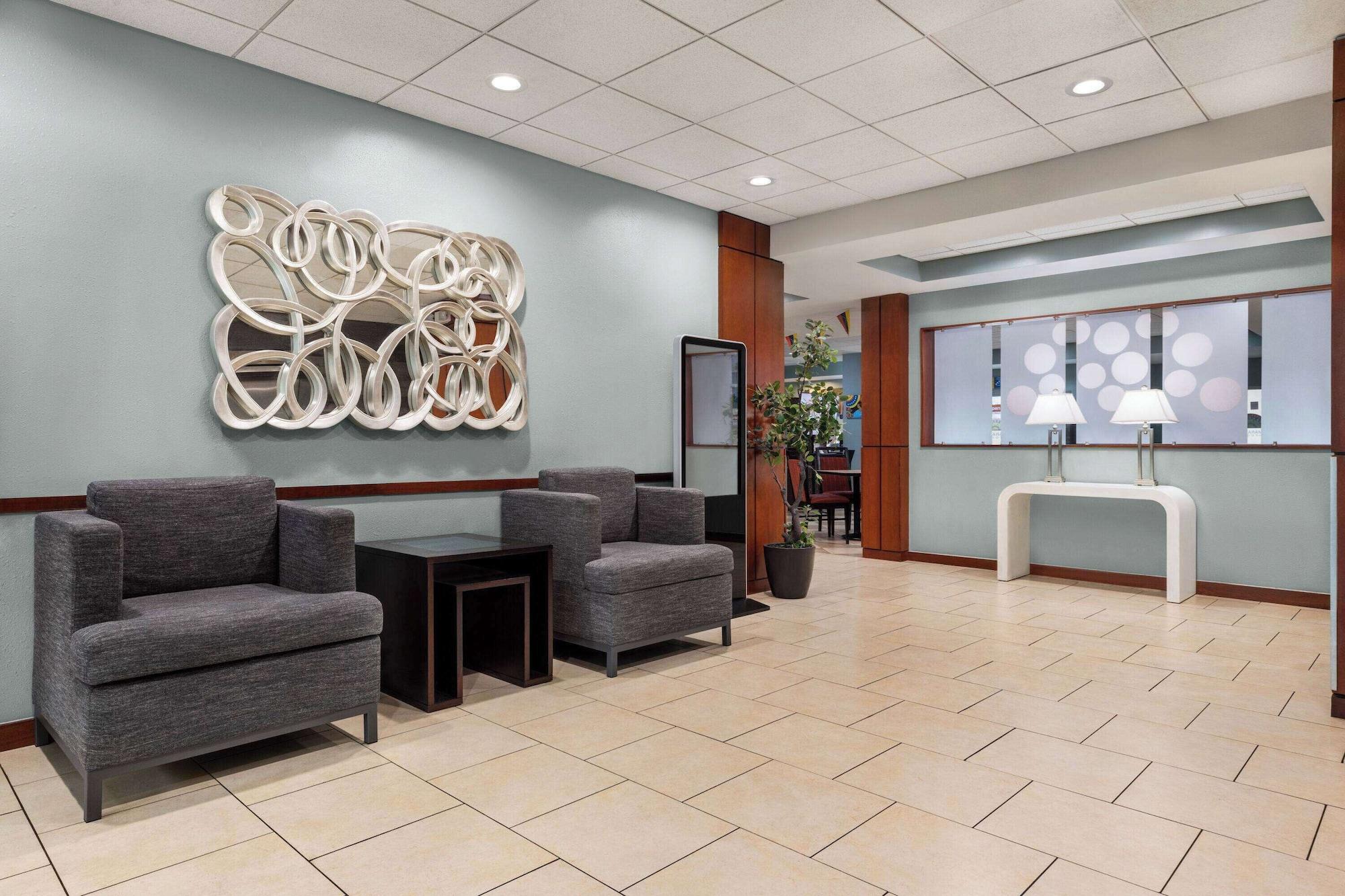 Vista Lobby Wyndham Garden Duluth