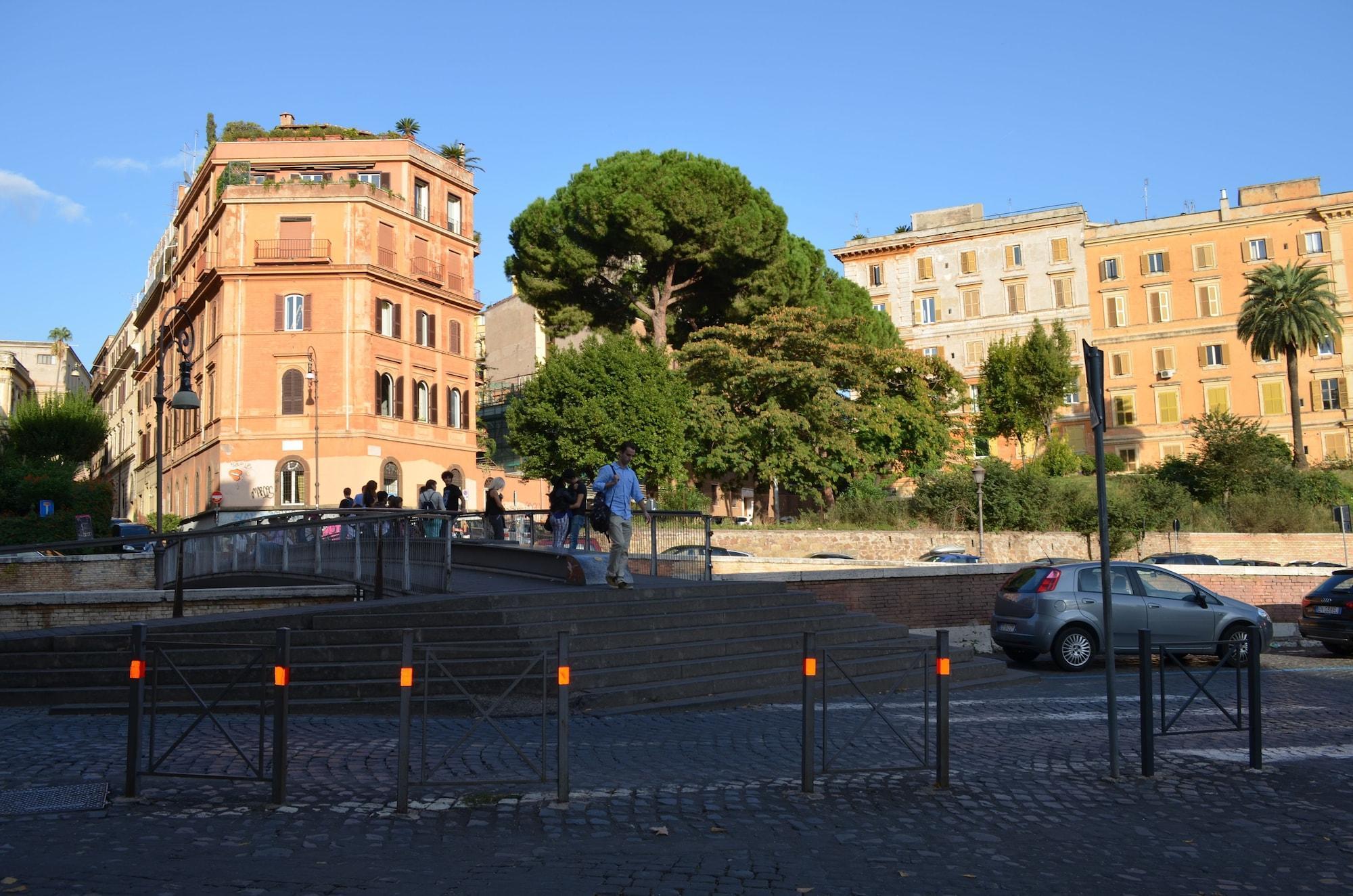 Vista Exterior Domus Chiara al Colosseo