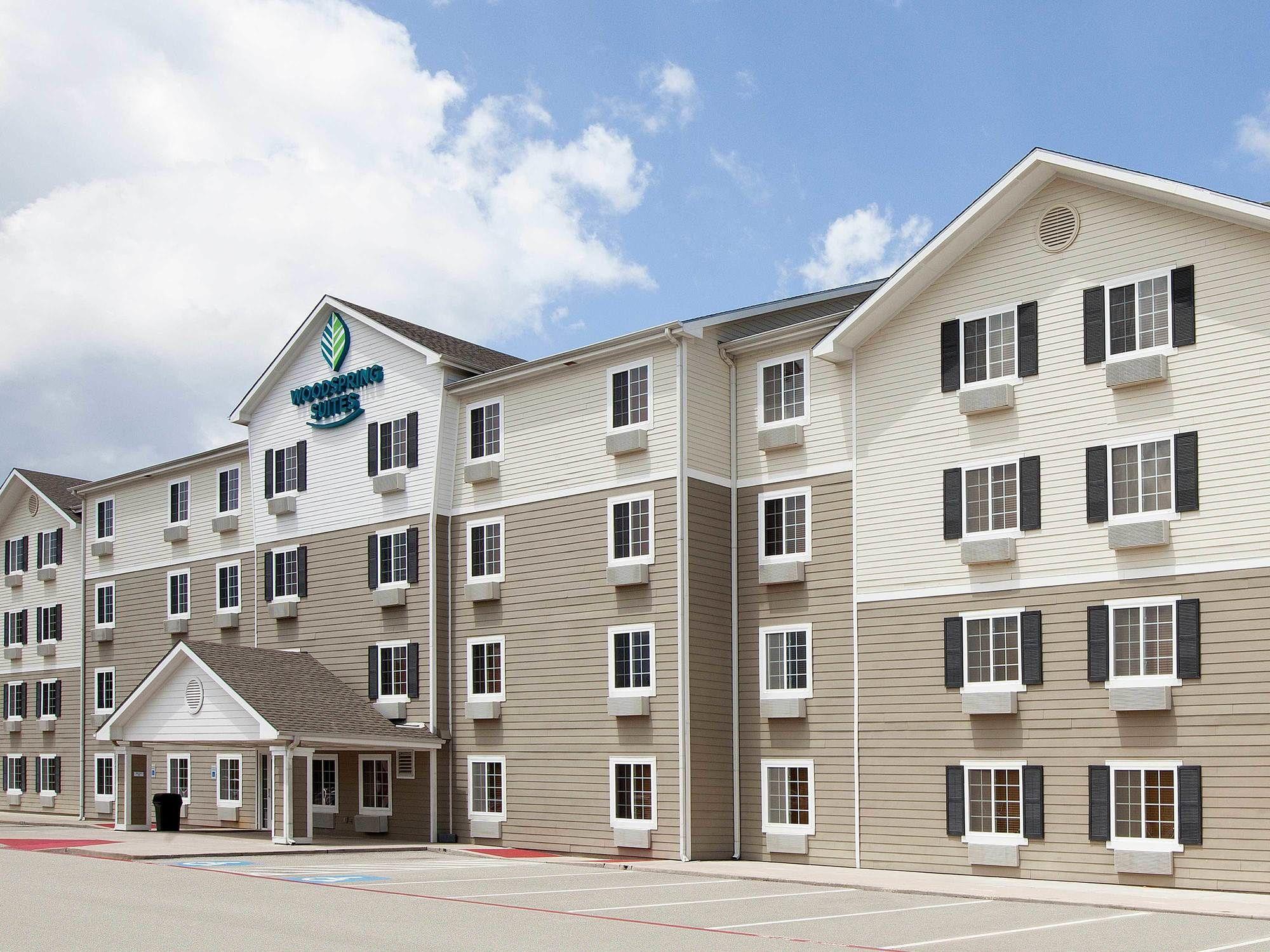 Varios WoodSpring Suites Conroe