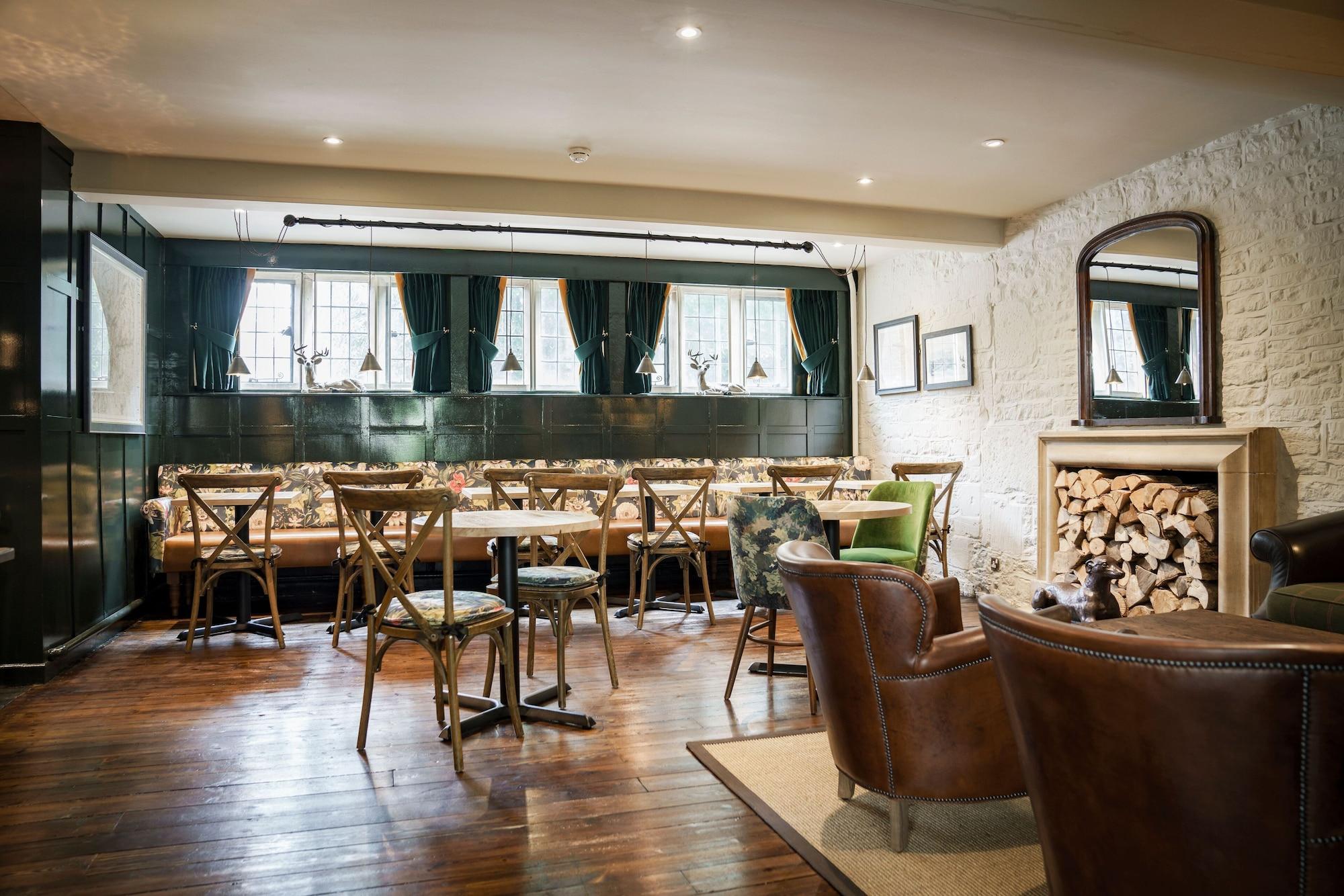 Bar/Salón Bear of Rodborough Hotel
