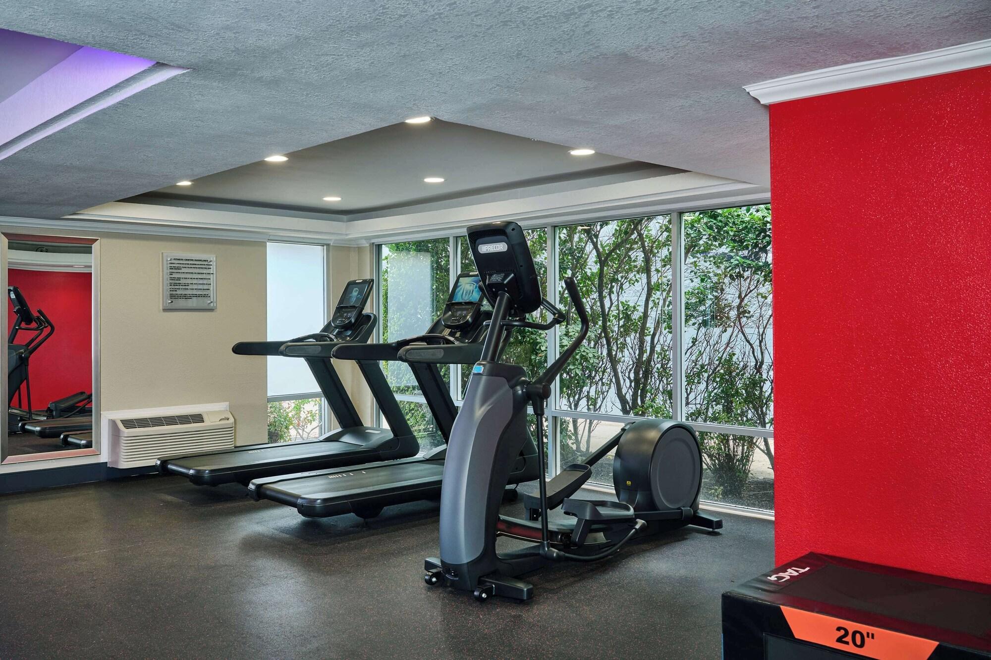 Gimnasio DoubleTree by Hilton Chatsworth