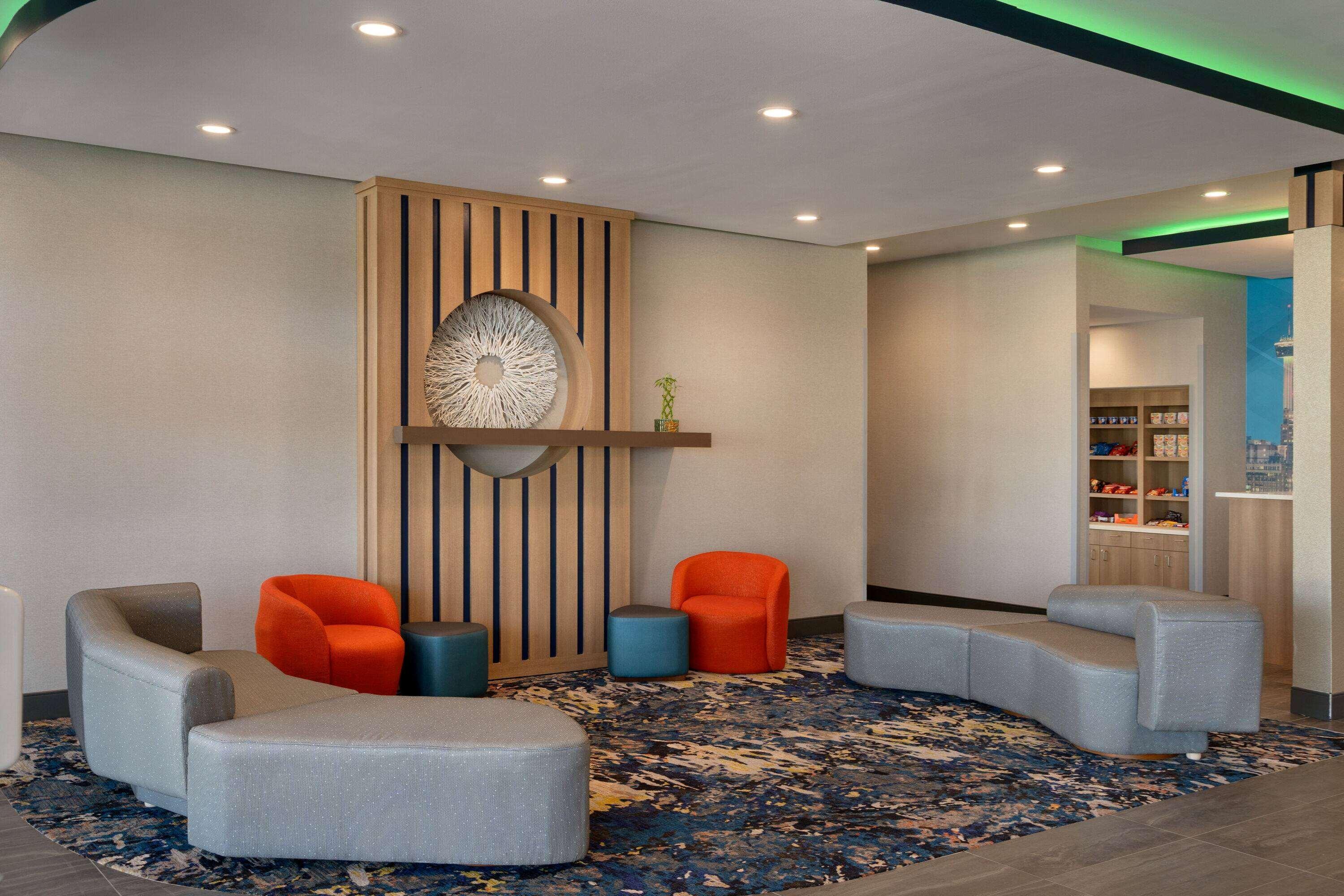 Vista Lobby La Quinta Inn & Suites by Wyndham San Antonio Seaworld/LAFB