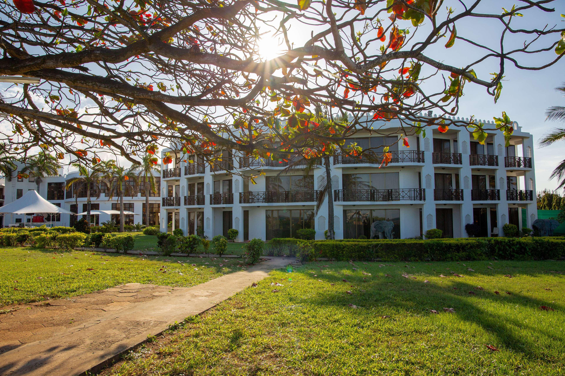 Vista Exterior Golden Tulip Dar Es Salaam