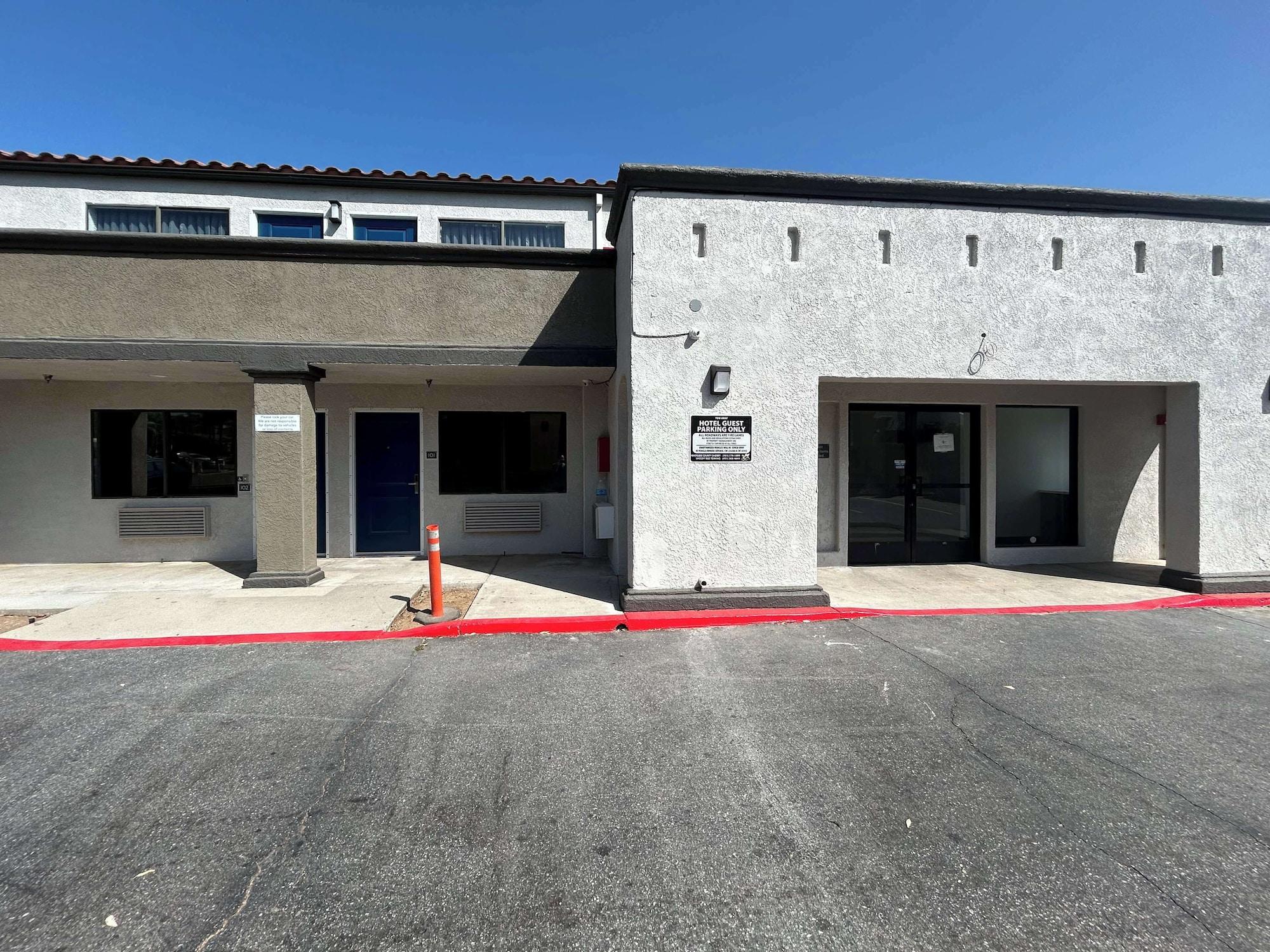 Vista Exterior Motel 6 Lake Elsinore, CA