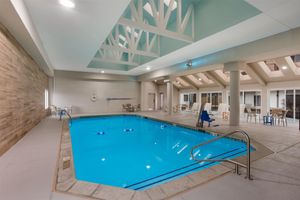 Alojamiento - Orangewood Inn & Suites Kansas City Airport