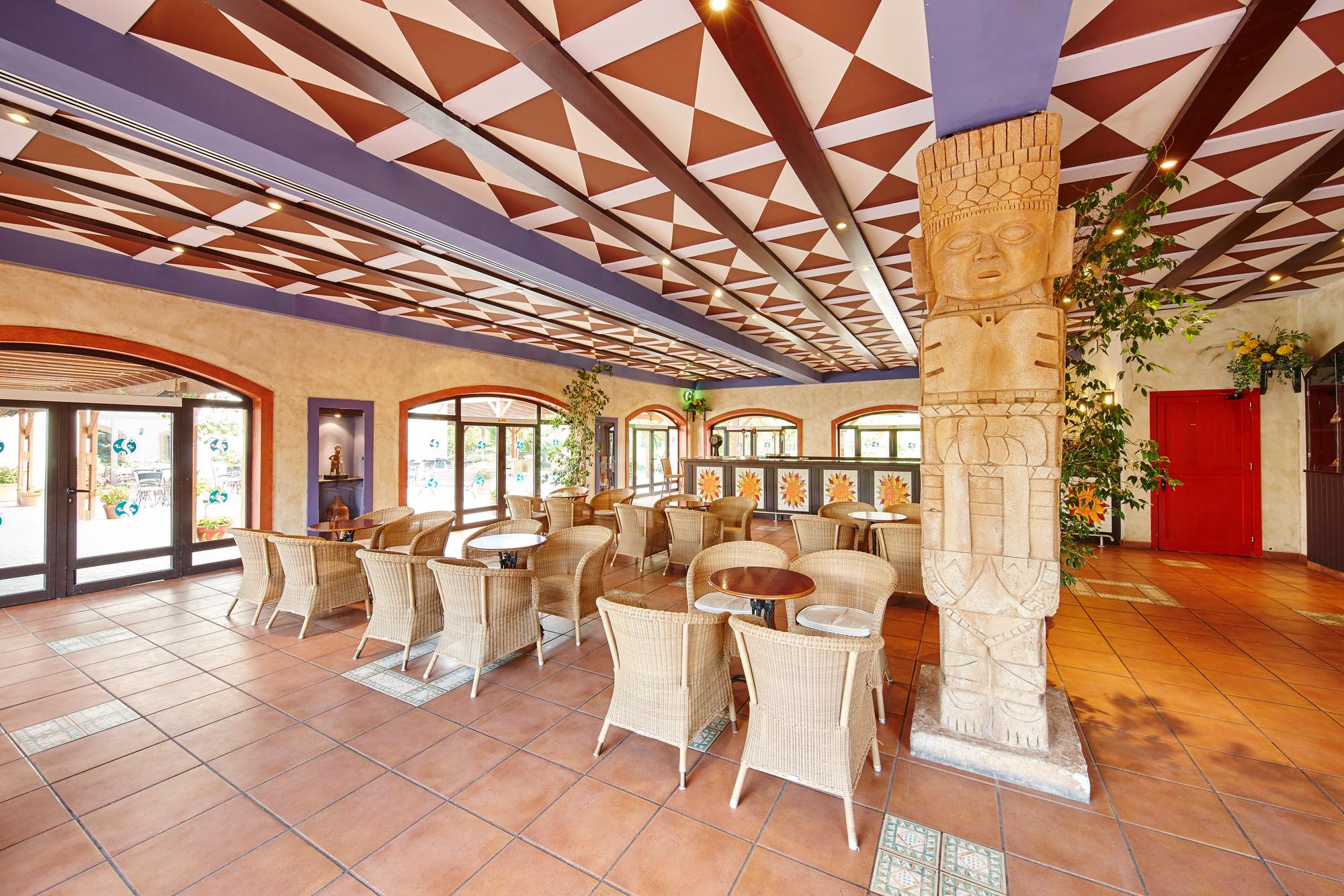 Bar/Salón PortAventura El Paso + Ticket Included