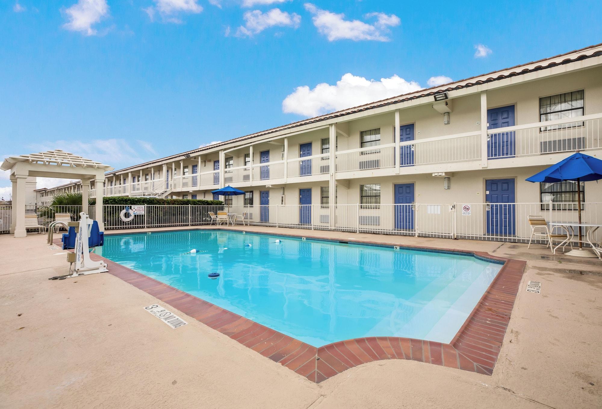 Varios Studio 6 - Beaumont, TX