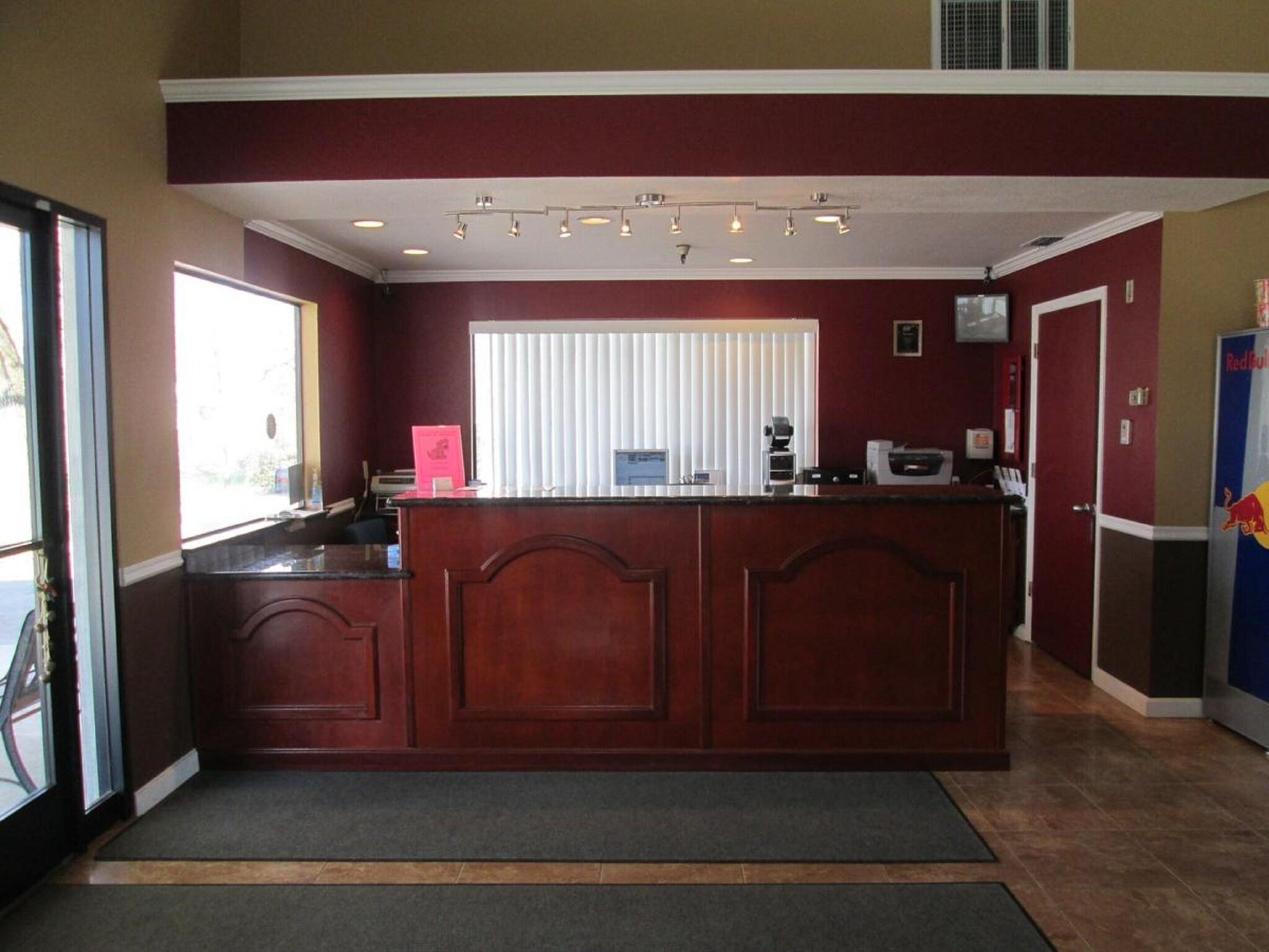 Vista Exterior Valley Oaks Inn Woodland