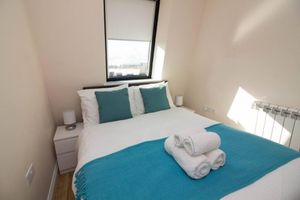 Alquiler Vacacional - Stayzo Castle Penthouse 17 - A Clean Fresh Modern Apartment With Free Wi-fi