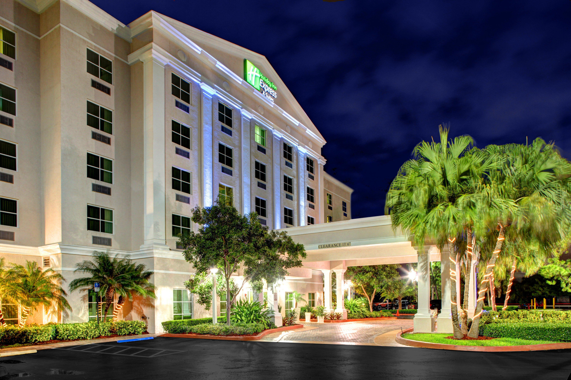 Vista Exterior Holiday Inn Express and Suites Miami Kendall