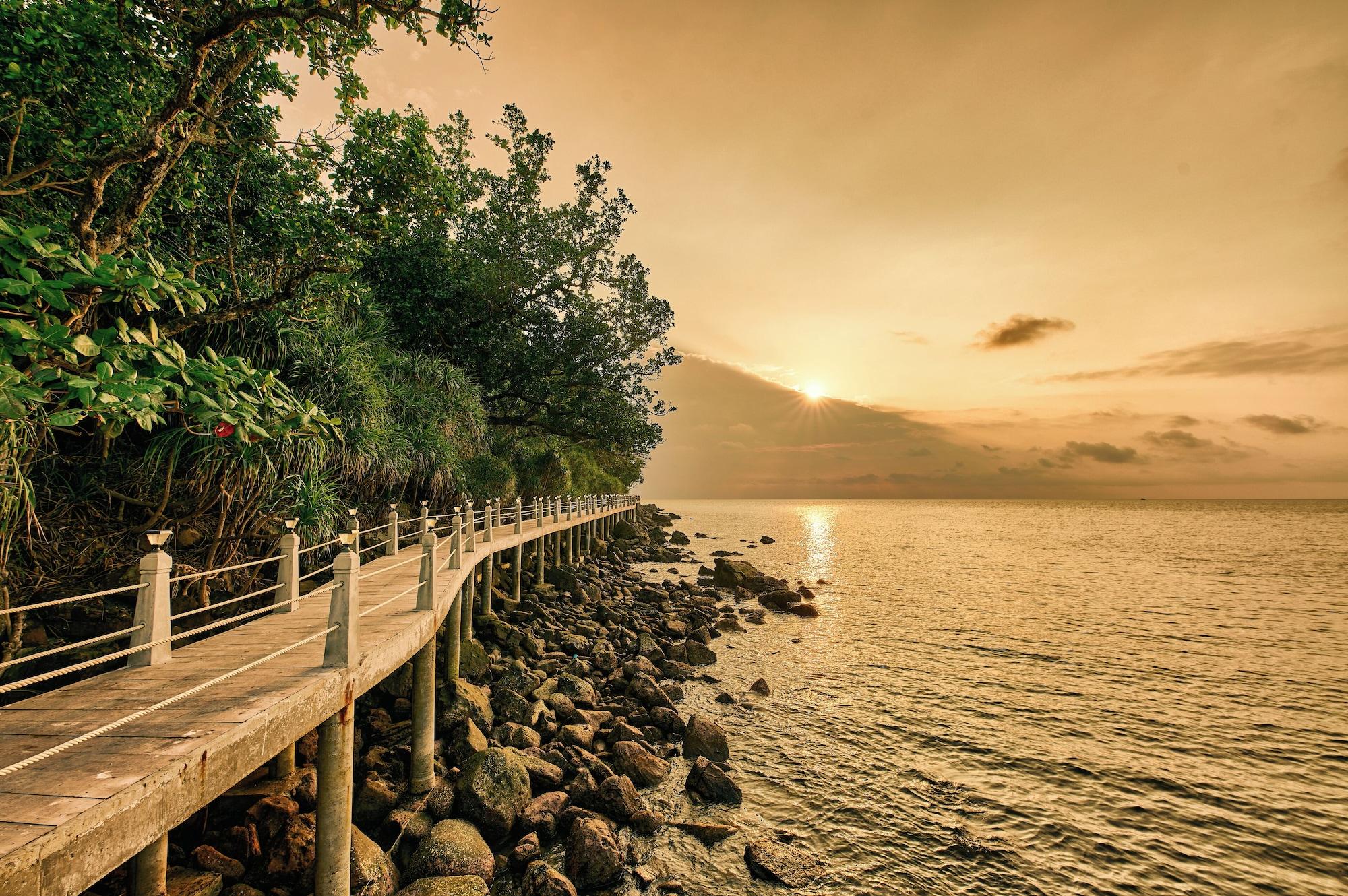 Varios Koh Totung Resort