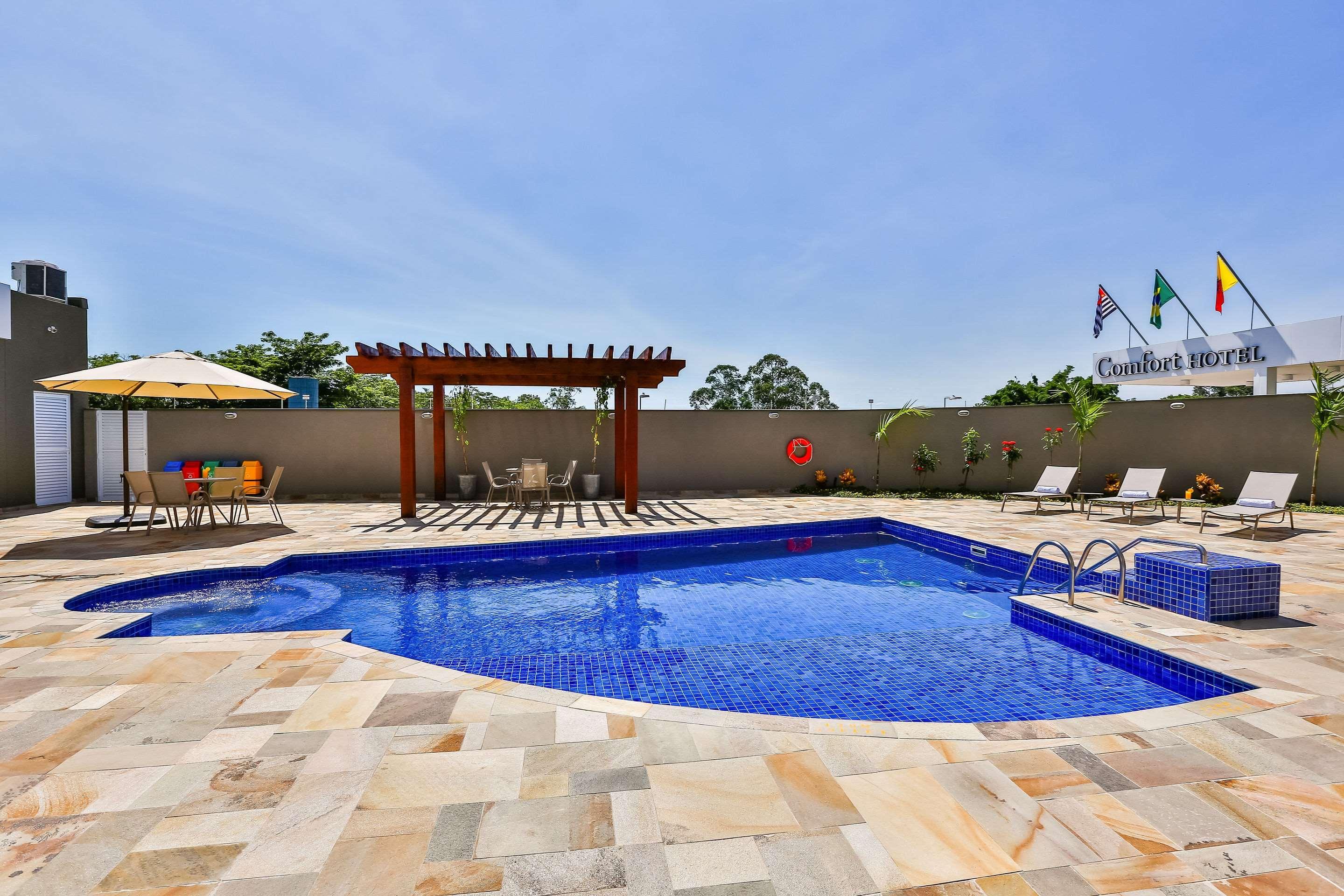 Vista Piscina Comfort Hotel Mogi Guaçu