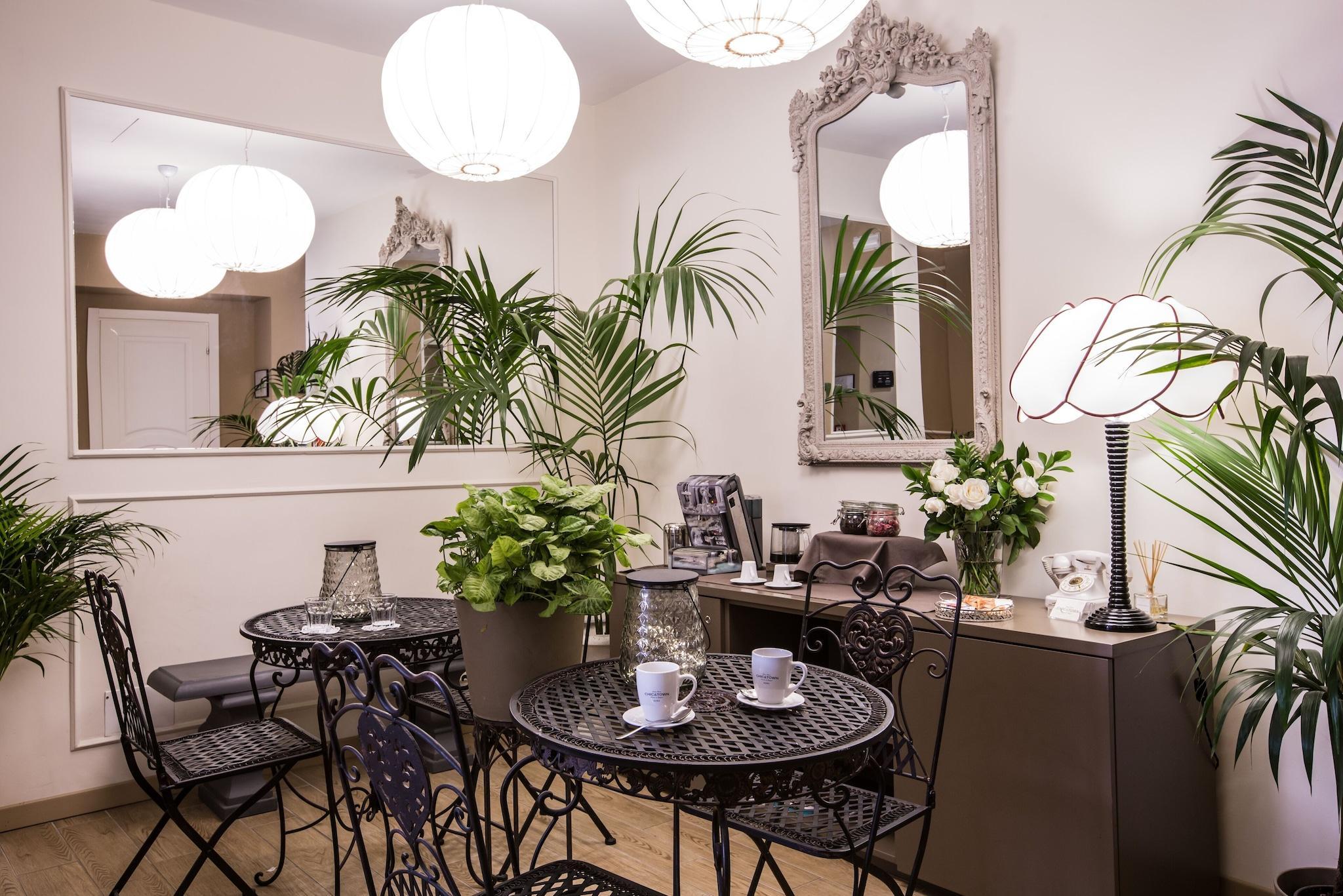 Bar/Salón Chic & Town Luxury Rooms