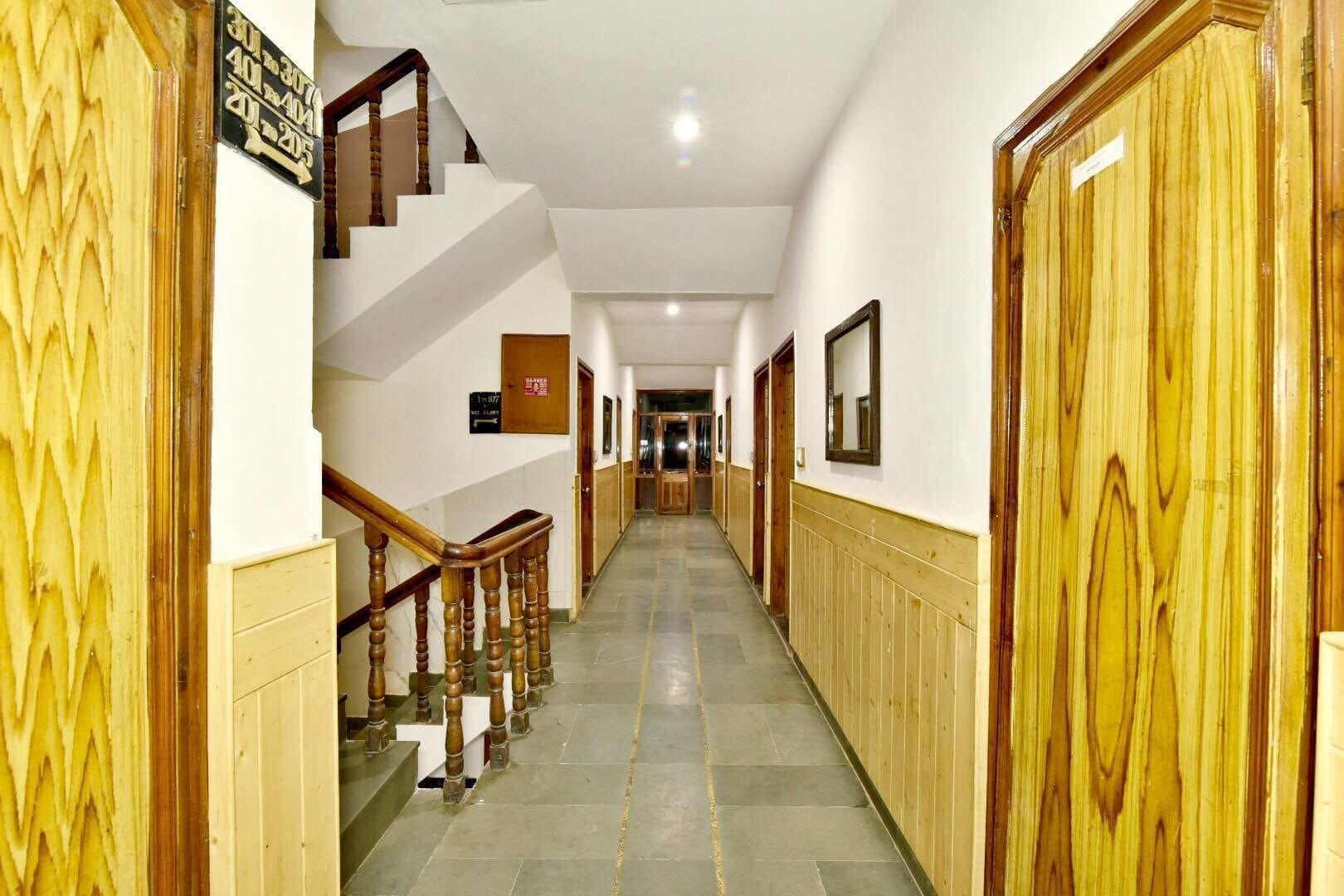 Varios Hotel Devlok